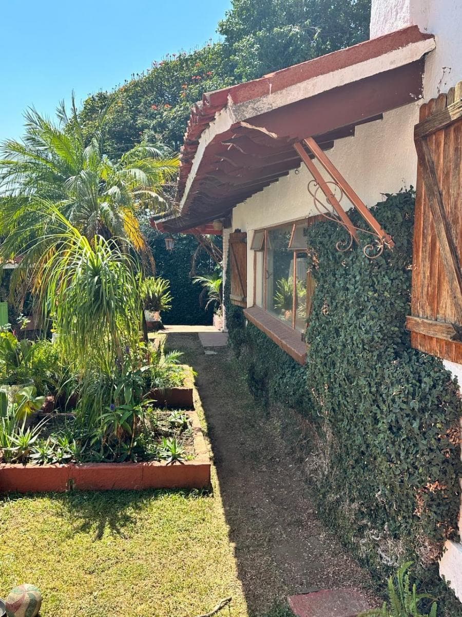 <p>Esta impresionante casa de ensueño te ofrece todo lo que necesitas para vivir el estilo de vida que siempre has deseado. Con una ubicación privilegiada en Tlaltenango, Cuernavaca, disfrutarás de la tranquilidad y la belleza natural que ofrece esta encantadora zona. Características principales: ️ 4 recámaras: Amplios espacios para toda la familia y los invitados. 3 baños: Comodidad y funcionalidad en cada rincón de la casa. 4 estacionamientos: Suficiente espacio para vehículos y visitantes. 3,082 m2 de terreno: ¡Tu propio paraíso al aire libre para explorar y disfrutar! 574 m2 de construcción: Diseño elegante y funcional para tu comodidad. Características Generales: -Chimenea -Alberca -Cuarto de servicio -Jardín Exterior Con una distribución espaciosa y luminosa, esta casa ofrece un ambiente acogedor y relajante en cada rincón. Disfruta de las hermosas vistas desde tu terraza privada, organiza reuniones familiares en el amplio jardín o relájate junto a la piscina en los cálidos días de verano. No pierdas la oportunidad de hacer de esta casa tu nuevo hogar. ¡Contáctanos hoy mismo para programar una visita y descubre todas las maravillas que esta propiedad tiene para ofrecer! ¡Tu sueño de vivir en Tlaltenango, Cuernavaca, está a solo un paso de hacerse realidad!</p>