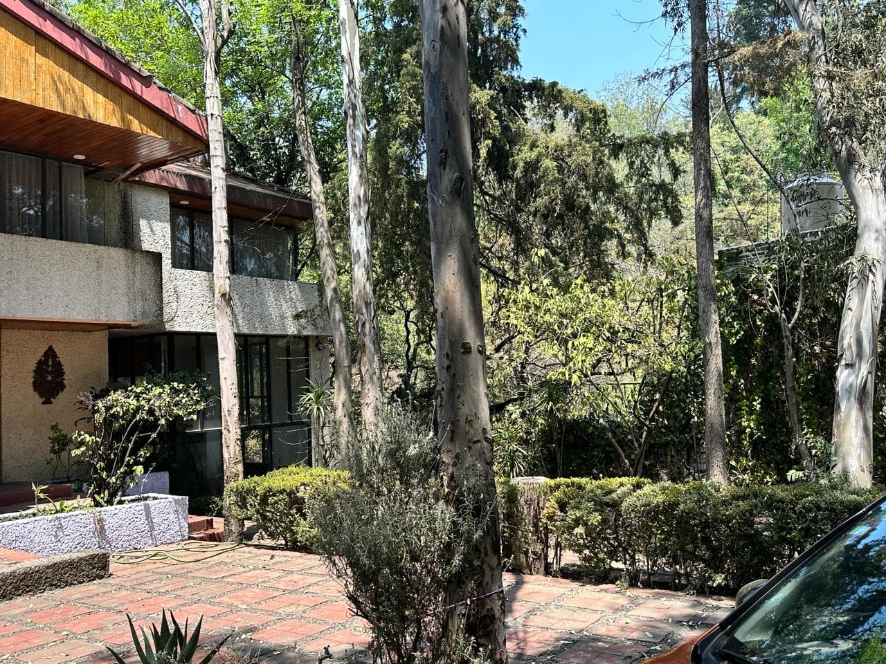 <p>Hermosa Casa en Venta en Bosques de la Herradura, cuenta con 3 habitaciones, 3 baños, estacionamiento para 4 autos, sala con chimenea, comedor, cocina amplia con desayunador, cuarto de servicio, área de lavado, recamara principal con baño, vestidor y chimenea. Terraza con chimenea. Solarium con Chimenea. Recamara adicional con un baño para servicio doméstico.</p><p><br></p><p>Amenidades:</p><p><br></p><p>Terraza con asador.</p><p>Solarium con Chiminea.</p><p>Estancia para TV.</p><p>Biblioteca.</p><p><br></p><p>Nota: VENDEDOR MOTIVADO. Oportunidad para INVERSIONISTAS y Desarrolladores</p>