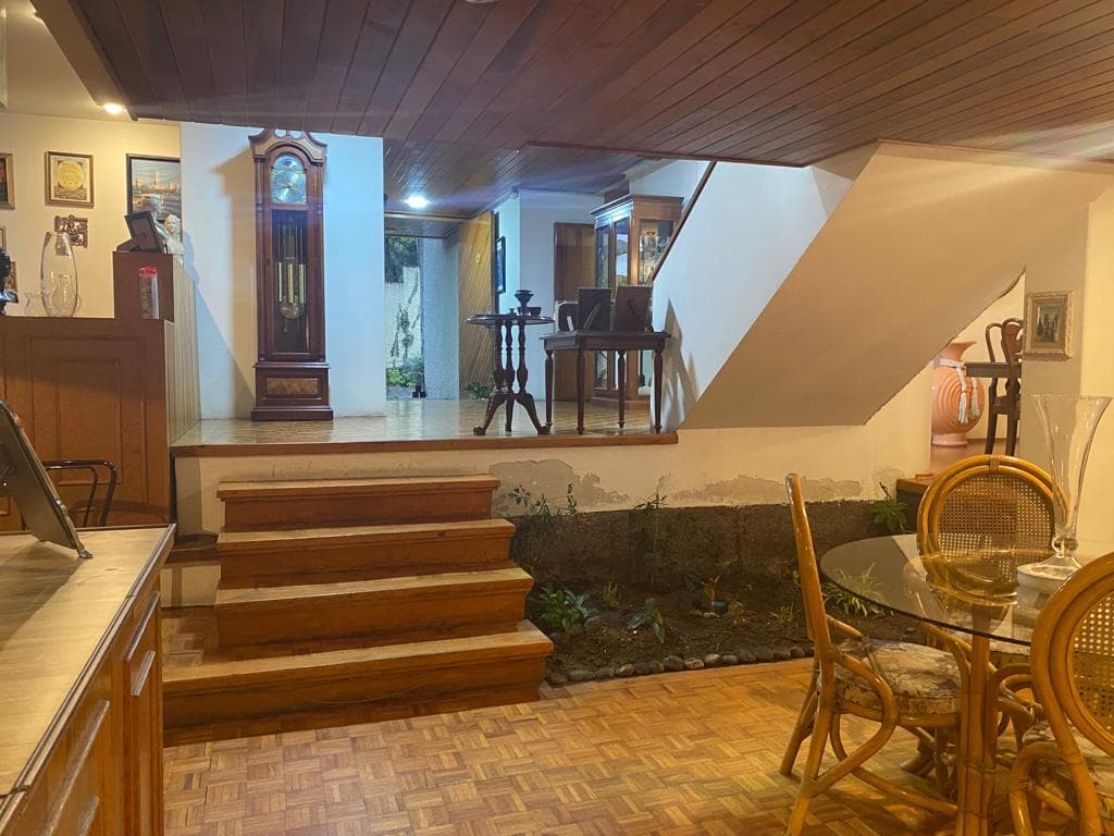 <p>Hermosa Casa en Venta en Bosques de la Herradura, cuenta con 3 habitaciones, 3 baños, estacionamiento para 4 autos, sala con chimenea, comedor, cocina amplia con desayunador, cuarto de servicio, área de lavado, recamara principal con baño, vestidor y chimenea. Terraza con chimenea. Solarium con Chimenea. Recamara adicional con un baño para servicio doméstico.</p><p><br></p><p>Amenidades:</p><p><br></p><p>Terraza con asador.</p><p>Solarium con Chiminea.</p><p>Estancia para TV.</p><p>Biblioteca.</p><p><br></p><p>Nota: VENDEDOR MOTIVADO. Oportunidad para INVERSIONISTAS y Desarrolladores</p>