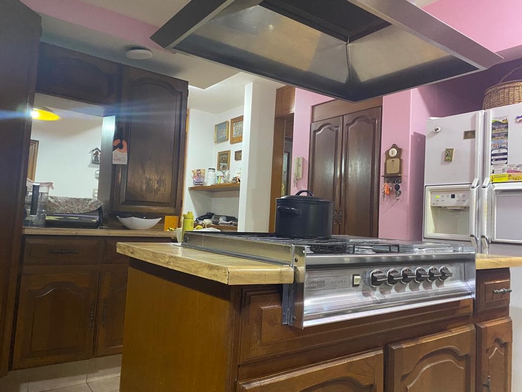 <p>Hermosa Casa en Venta en Bosques de la Herradura, cuenta con 3 habitaciones, 3 baños, estacionamiento para 4 autos, sala con chimenea, comedor, cocina amplia con desayunador, cuarto de servicio, área de lavado, recamara principal con baño, vestidor y chimenea. Terraza con chimenea. Solarium con Chimenea. Recamara adicional con un baño para servicio doméstico.</p><p><br></p><p>Amenidades:</p><p><br></p><p>Terraza con asador.</p><p>Solarium con Chiminea.</p><p>Estancia para TV.</p><p>Biblioteca.</p><p><br></p><p>Nota: VENDEDOR MOTIVADO. Oportunidad para INVERSIONISTAS y Desarrolladores</p>