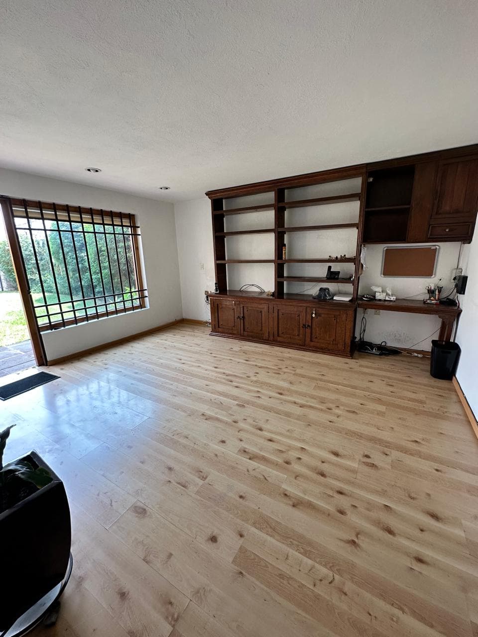 <p><span style="color: rgb(0, 0, 0);">¡Bienvenido a la casa de tus sueños en Tecamalcho! Esta espaciosa residencia ofrece comodidad y elegancia en un entorno tranquilo. Con un total de 620.82 m2 y una construcción de 279.79 m2, esta propiedad cuenta con 3 habitaciones, 3 baños y medio, además de espacio para 3 estacionamientos. ¡No pierdas la oportunidad de vivir en este oasis de serenidad y lujo! Contáctanos hoy mismo para más detalles y programar una visita. ¡Tu hogar ideal te espera en Tecamachalco!</span></p>