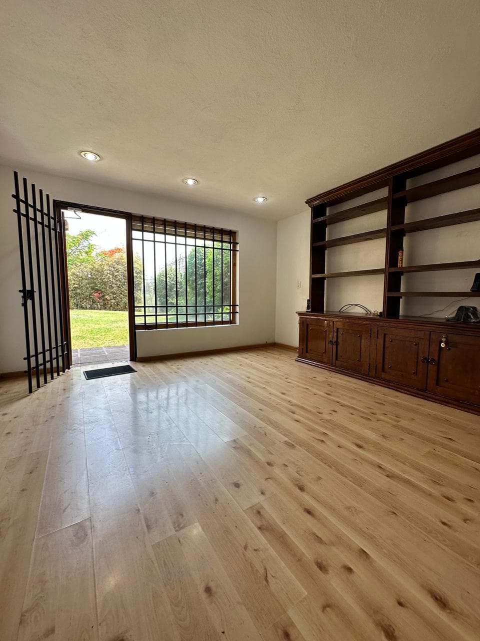 <p><span style="color: rgb(0, 0, 0);">¡Bienvenido a la casa de tus sueños en Tecamalcho! Esta espaciosa residencia ofrece comodidad y elegancia en un entorno tranquilo. Con un total de 620.82 m2 y una construcción de 279.79 m2, esta propiedad cuenta con 3 habitaciones, 3 baños y medio, además de espacio para 3 estacionamientos. ¡No pierdas la oportunidad de vivir en este oasis de serenidad y lujo! Contáctanos hoy mismo para más detalles y programar una visita. ¡Tu hogar ideal te espera en Tecamachalco!</span></p>