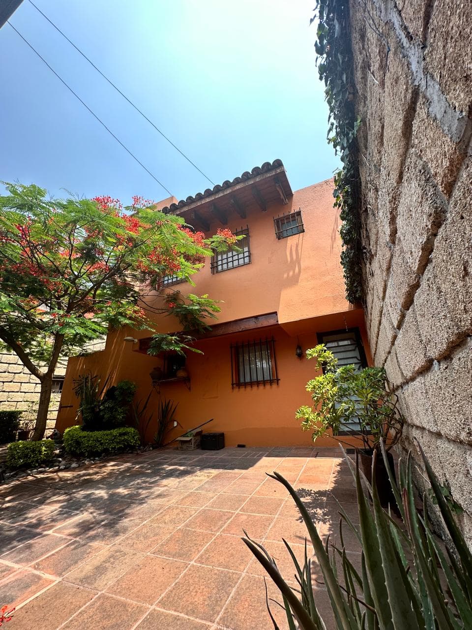 <p><span style="color: rgb(0, 0, 0);">¡Bienvenido a la casa de tus sueños en Tecamalcho! Esta espaciosa residencia ofrece comodidad y elegancia en un entorno tranquilo. Con un total de 620.82 m2 y una construcción de 279.79 m2, esta propiedad cuenta con 3 habitaciones, 3 baños y medio, además de espacio para 3 estacionamientos. ¡No pierdas la oportunidad de vivir en este oasis de serenidad y lujo! Contáctanos hoy mismo para más detalles y programar una visita. ¡Tu hogar ideal te espera en Tecamachalco!</span></p>