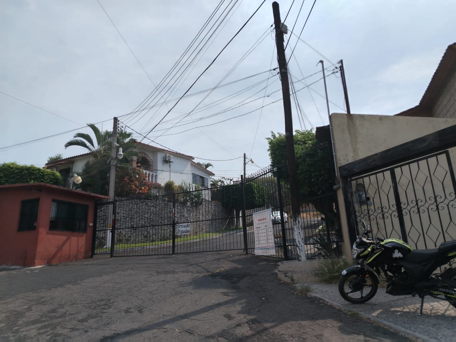 <p>Superficie de Terreno: 2,099 m²</p><p>Construcción Total: 265 m²</p><p>Departamento Adicional: 80 m²</p><p>Bodega: 50 m²</p><p><br></p><p><strong>Características de la Casa Principal: </strong></p><p><br></p><p>• 4 recámaras</p><p>• 3 baños completos</p><p>• Cocina</p><p>• Sala</p><p>• Comedor</p><p>• Terraza</p><p>• Área de asador</p><p>• Palapa</p><p>• Alberca</p><p>• 2 cisternas (10,000 y 8,000 litros)</p><p>• Gas estacionario de 10,000 litros</p><p><br></p><p><strong>Departamento Adicional: </strong></p><p>• Sala</p><p>• Comedor</p><p>• Cocina</p><p>• 2 recámaras</p><p>• 2 baños completos</p><p><strong>Mantenimiento: </strong></p><p>• Mantenimiento del Fraccionamiento: $2,300 mensuales</p><p>• Mantenimiento de la Privada: $1,800 mensuales</p><p><br></p><p>Esta propiedad ofrece amplios espacios y múltiples comodidades, incluyendo una alberca, terraza, área de asador y más. Ideal tanto para vivir como para invertir. ¡No pierdas la oportunidad de conocerla!</p><h4><br></h4>