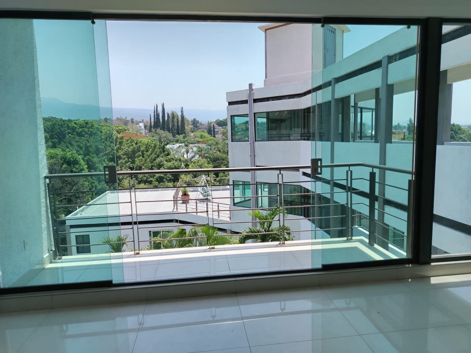 <p>Descubre este magnífico departamento ubicado en edificio de Solo 8 departamentos en Lomas de San Antón, que ofrece una combinación perfecta de comodidad, estilo y funcionalidad.</p><p><br></p><p><strong>Características del Departamento: </strong></p><p><br></p><p>• <strong>Superficie:</strong> 117 m² con posibilidad de usar los mismos 117 m² adicionales como roof garden.</p><p><br></p><p>• <strong>Habitaciones</strong>: 2 recámaras</p><p>• <strong>Baños</strong>: 2 baños completos</p><p>• <strong>Cocina</strong>: Equipada con una pequeña bodega</p><p><strong>• Sala y Comedor</strong>: Espacios amplios y bien iluminados</p><p>• <strong>Área de Lavado</strong>: Práctica y accesible</p><p>•<strong> Terraza</strong>: Ideal para disfrutar del aire libre</p><p><br></p><p><strong>Áreas Comunes: </strong></p><p>• <strong>Alberca con Jacuzz</strong>i: Perfecta para relajarse y disfrutar</p><p>•<strong> Jardín:</strong> Espacio verde para esparcimiento</p><p><strong>• Estacionamiento</strong>: Techado con portón eléctrico para dos autos</p><p>• <strong>Recibidor</strong>: Elegante entrada en el edificio</p><p>•<strong> Elevador</strong>: Acceso cómodo a todos los pisos</p><p>• <strong>Seguridad</strong>: Vigilante nocturno para mayor tranquilidad</p><p><br></p><p><strong>Mantenimiento: </strong></p><p>• <strong>Costo Mensual</strong>: $1,750</p><p><br></p><p>Este departamento en Lomas de San Antón ofrece una excelente oportunidad para vivir en un entorno confortable y seguro, con todas las comodidades que puedas necesitar. ¡No pierdas la oportunidad de conocerlo! Contáctanos para más detalles y para agendar una visita.</p>