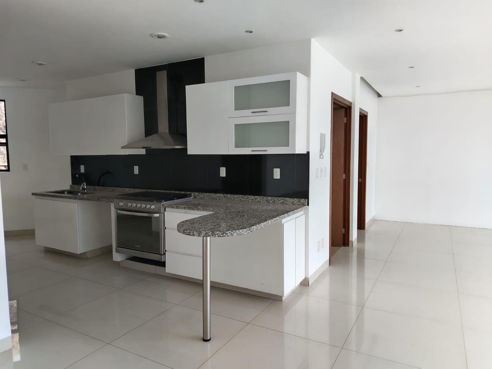 <p>Descubre este magnífico departamento ubicado en edificio de Solo 8 departamentos en Lomas de San Antón, que ofrece una combinación perfecta de comodidad, estilo y funcionalidad.</p><p><br></p><p><strong>Características del Departamento: </strong></p><p><br></p><p>• <strong>Superficie:</strong> 117 m² con posibilidad de usar los mismos 117 m² adicionales como roof garden.</p><p><br></p><p>• <strong>Habitaciones</strong>: 2 recámaras</p><p>• <strong>Baños</strong>: 2 baños completos</p><p>• <strong>Cocina</strong>: Equipada con una pequeña bodega</p><p><strong>• Sala y Comedor</strong>: Espacios amplios y bien iluminados</p><p>• <strong>Área de Lavado</strong>: Práctica y accesible</p><p>•<strong> Terraza</strong>: Ideal para disfrutar del aire libre</p><p><br></p><p><strong>Áreas Comunes: </strong></p><p>• <strong>Alberca con Jacuzz</strong>i: Perfecta para relajarse y disfrutar</p><p>•<strong> Jardín:</strong> Espacio verde para esparcimiento</p><p><strong>• Estacionamiento</strong>: Techado con portón eléctrico para dos autos</p><p>• <strong>Recibidor</strong>: Elegante entrada en el edificio</p><p>•<strong> Elevador</strong>: Acceso cómodo a todos los pisos</p><p>• <strong>Seguridad</strong>: Vigilante nocturno para mayor tranquilidad</p><p><br></p><p><strong>Mantenimiento: </strong></p><p>• <strong>Costo Mensual</strong>: $1,750</p><p><br></p><p>Este departamento en Lomas de San Antón ofrece una excelente oportunidad para vivir en un entorno confortable y seguro, con todas las comodidades que puedas necesitar. ¡No pierdas la oportunidad de conocerlo! Contáctanos para más detalles y para agendar una visita.</p>