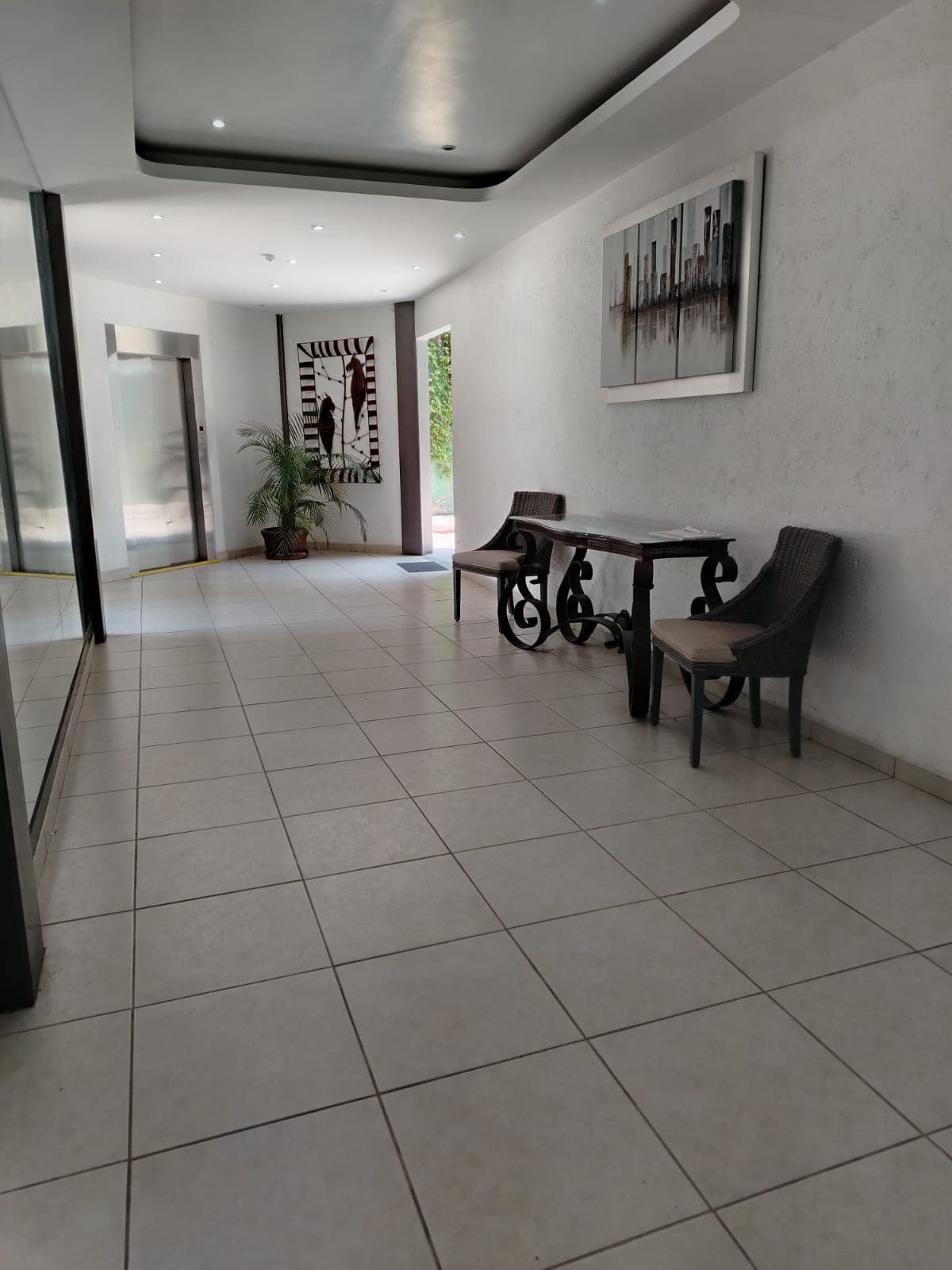 <p>Descubre este magnífico departamento ubicado en edificio de Solo 8 departamentos en Lomas de San Antón, que ofrece una combinación perfecta de comodidad, estilo y funcionalidad.</p><p><br></p><p><strong>Características del Departamento: </strong></p><p><br></p><p>• <strong>Superficie:</strong> 117 m² con posibilidad de usar los mismos 117 m² adicionales como roof garden.</p><p><br></p><p>• <strong>Habitaciones</strong>: 2 recámaras</p><p>• <strong>Baños</strong>: 2 baños completos</p><p>• <strong>Cocina</strong>: Equipada con una pequeña bodega</p><p><strong>• Sala y Comedor</strong>: Espacios amplios y bien iluminados</p><p>• <strong>Área de Lavado</strong>: Práctica y accesible</p><p>•<strong> Terraza</strong>: Ideal para disfrutar del aire libre</p><p><br></p><p><strong>Áreas Comunes: </strong></p><p>• <strong>Alberca con Jacuzz</strong>i: Perfecta para relajarse y disfrutar</p><p>•<strong> Jardín:</strong> Espacio verde para esparcimiento</p><p><strong>• Estacionamiento</strong>: Techado con portón eléctrico para dos autos</p><p>• <strong>Recibidor</strong>: Elegante entrada en el edificio</p><p>•<strong> Elevador</strong>: Acceso cómodo a todos los pisos</p><p>• <strong>Seguridad</strong>: Vigilante nocturno para mayor tranquilidad</p><p><br></p><p><strong>Mantenimiento: </strong></p><p>• <strong>Costo Mensual</strong>: $1,750</p><p><br></p><p>Este departamento en Lomas de San Antón ofrece una excelente oportunidad para vivir en un entorno confortable y seguro, con todas las comodidades que puedas necesitar. ¡No pierdas la oportunidad de conocerlo! Contáctanos para más detalles y para agendar una visita.</p>