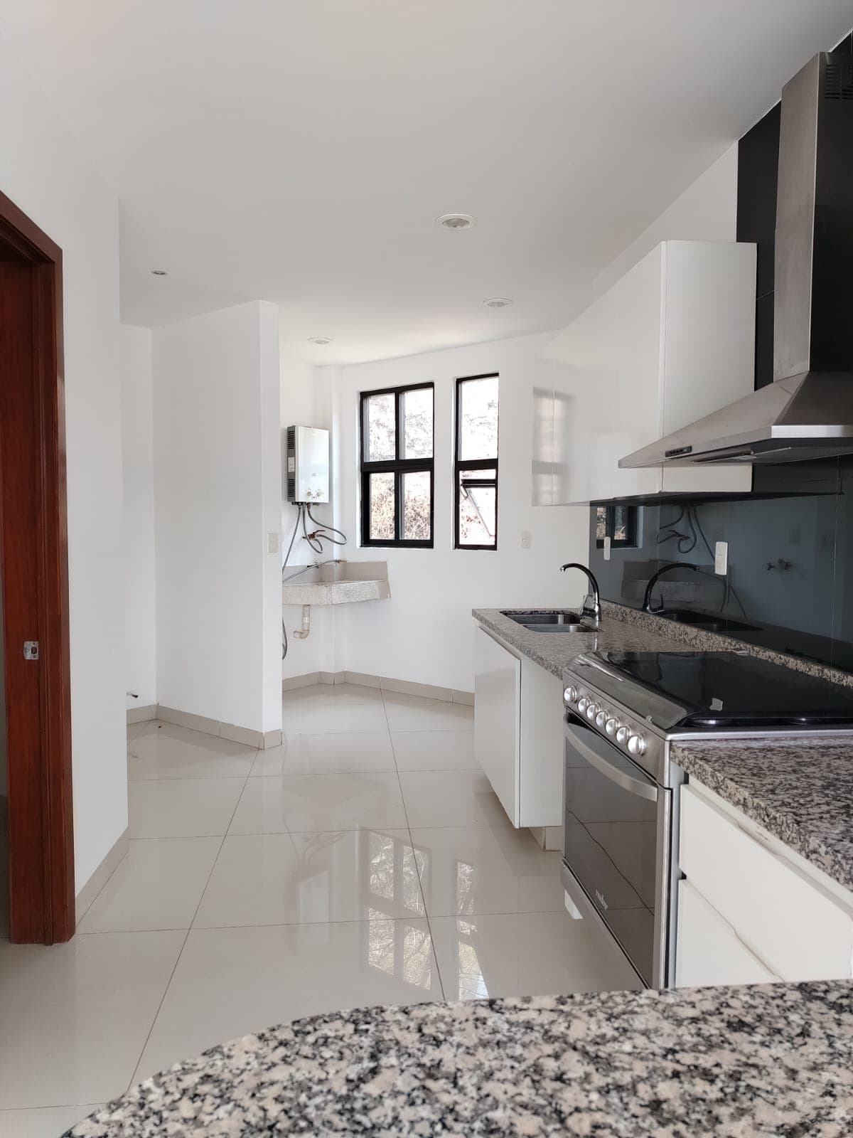 <p>Descubre este magnífico departamento ubicado en edificio de Solo 8 departamentos en Lomas de San Antón, que ofrece una combinación perfecta de comodidad, estilo y funcionalidad.</p><p><br></p><p><strong>Características del Departamento: </strong></p><p><br></p><p>• <strong>Superficie:</strong> 117 m² con posibilidad de usar los mismos 117 m² adicionales como roof garden.</p><p><br></p><p>• <strong>Habitaciones</strong>: 2 recámaras</p><p>• <strong>Baños</strong>: 2 baños completos</p><p>• <strong>Cocina</strong>: Equipada con una pequeña bodega</p><p><strong>• Sala y Comedor</strong>: Espacios amplios y bien iluminados</p><p>• <strong>Área de Lavado</strong>: Práctica y accesible</p><p>•<strong> Terraza</strong>: Ideal para disfrutar del aire libre</p><p><br></p><p><strong>Áreas Comunes: </strong></p><p>• <strong>Alberca con Jacuzz</strong>i: Perfecta para relajarse y disfrutar</p><p>•<strong> Jardín:</strong> Espacio verde para esparcimiento</p><p><strong>• Estacionamiento</strong>: Techado con portón eléctrico para dos autos</p><p>• <strong>Recibidor</strong>: Elegante entrada en el edificio</p><p>•<strong> Elevador</strong>: Acceso cómodo a todos los pisos</p><p>• <strong>Seguridad</strong>: Vigilante nocturno para mayor tranquilidad</p><p><br></p><p><strong>Mantenimiento: </strong></p><p>• <strong>Costo Mensual</strong>: $1,750</p><p><br></p><p>Este departamento en Lomas de San Antón ofrece una excelente oportunidad para vivir en un entorno confortable y seguro, con todas las comodidades que puedas necesitar. ¡No pierdas la oportunidad de conocerlo! Contáctanos para más detalles y para agendar una visita.</p>