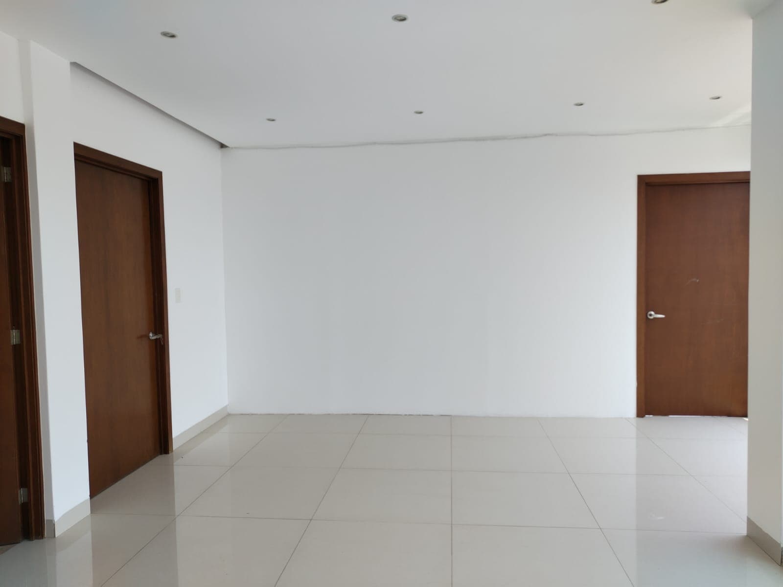 <p>Descubre este magnífico departamento ubicado en edificio de Solo 8 departamentos en Lomas de San Antón, que ofrece una combinación perfecta de comodidad, estilo y funcionalidad.</p><p><br></p><p><strong>Características del Departamento: </strong></p><p><br></p><p>• <strong>Superficie:</strong> 117 m² con posibilidad de usar los mismos 117 m² adicionales como roof garden.</p><p><br></p><p>• <strong>Habitaciones</strong>: 2 recámaras</p><p>• <strong>Baños</strong>: 2 baños completos</p><p>• <strong>Cocina</strong>: Equipada con una pequeña bodega</p><p><strong>• Sala y Comedor</strong>: Espacios amplios y bien iluminados</p><p>• <strong>Área de Lavado</strong>: Práctica y accesible</p><p>•<strong> Terraza</strong>: Ideal para disfrutar del aire libre</p><p><br></p><p><strong>Áreas Comunes: </strong></p><p>• <strong>Alberca con Jacuzz</strong>i: Perfecta para relajarse y disfrutar</p><p>•<strong> Jardín:</strong> Espacio verde para esparcimiento</p><p><strong>• Estacionamiento</strong>: Techado con portón eléctrico para dos autos</p><p>• <strong>Recibidor</strong>: Elegante entrada en el edificio</p><p>•<strong> Elevador</strong>: Acceso cómodo a todos los pisos</p><p>• <strong>Seguridad</strong>: Vigilante nocturno para mayor tranquilidad</p><p><br></p><p><strong>Mantenimiento: </strong></p><p>• <strong>Costo Mensual</strong>: $1,750</p><p><br></p><p>Este departamento en Lomas de San Antón ofrece una excelente oportunidad para vivir en un entorno confortable y seguro, con todas las comodidades que puedas necesitar. ¡No pierdas la oportunidad de conocerlo! Contáctanos para más detalles y para agendar una visita.</p>