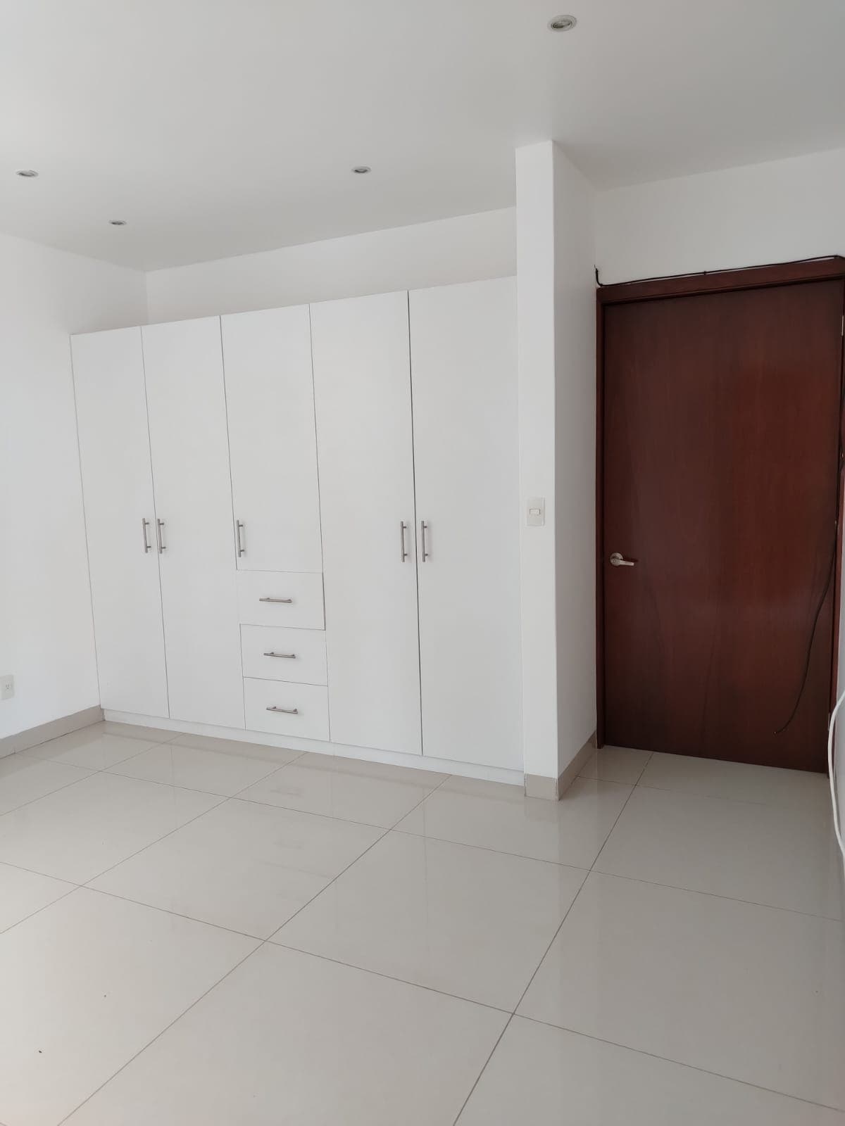 <p>Descubre este magnífico departamento ubicado en edificio de Solo 8 departamentos en Lomas de San Antón, que ofrece una combinación perfecta de comodidad, estilo y funcionalidad.</p><p><br></p><p><strong>Características del Departamento: </strong></p><p><br></p><p>• <strong>Superficie:</strong> 117 m² con posibilidad de usar los mismos 117 m² adicionales como roof garden.</p><p><br></p><p>• <strong>Habitaciones</strong>: 2 recámaras</p><p>• <strong>Baños</strong>: 2 baños completos</p><p>• <strong>Cocina</strong>: Equipada con una pequeña bodega</p><p><strong>• Sala y Comedor</strong>: Espacios amplios y bien iluminados</p><p>• <strong>Área de Lavado</strong>: Práctica y accesible</p><p>•<strong> Terraza</strong>: Ideal para disfrutar del aire libre</p><p><br></p><p><strong>Áreas Comunes: </strong></p><p>• <strong>Alberca con Jacuzz</strong>i: Perfecta para relajarse y disfrutar</p><p>•<strong> Jardín:</strong> Espacio verde para esparcimiento</p><p><strong>• Estacionamiento</strong>: Techado con portón eléctrico para dos autos</p><p>• <strong>Recibidor</strong>: Elegante entrada en el edificio</p><p>•<strong> Elevador</strong>: Acceso cómodo a todos los pisos</p><p>• <strong>Seguridad</strong>: Vigilante nocturno para mayor tranquilidad</p><p><br></p><p><strong>Mantenimiento: </strong></p><p>• <strong>Costo Mensual</strong>: $1,750</p><p><br></p><p>Este departamento en Lomas de San Antón ofrece una excelente oportunidad para vivir en un entorno confortable y seguro, con todas las comodidades que puedas necesitar. ¡No pierdas la oportunidad de conocerlo! Contáctanos para más detalles y para agendar una visita.</p>