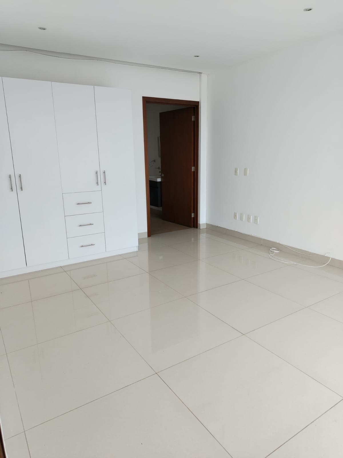 <p>Descubre este magnífico departamento ubicado en edificio de Solo 8 departamentos en Lomas de San Antón, que ofrece una combinación perfecta de comodidad, estilo y funcionalidad.</p><p><br></p><p><strong>Características del Departamento: </strong></p><p><br></p><p>• <strong>Superficie:</strong> 117 m² con posibilidad de usar los mismos 117 m² adicionales como roof garden.</p><p><br></p><p>• <strong>Habitaciones</strong>: 2 recámaras</p><p>• <strong>Baños</strong>: 2 baños completos</p><p>• <strong>Cocina</strong>: Equipada con una pequeña bodega</p><p><strong>• Sala y Comedor</strong>: Espacios amplios y bien iluminados</p><p>• <strong>Área de Lavado</strong>: Práctica y accesible</p><p>•<strong> Terraza</strong>: Ideal para disfrutar del aire libre</p><p><br></p><p><strong>Áreas Comunes: </strong></p><p>• <strong>Alberca con Jacuzz</strong>i: Perfecta para relajarse y disfrutar</p><p>•<strong> Jardín:</strong> Espacio verde para esparcimiento</p><p><strong>• Estacionamiento</strong>: Techado con portón eléctrico para dos autos</p><p>• <strong>Recibidor</strong>: Elegante entrada en el edificio</p><p>•<strong> Elevador</strong>: Acceso cómodo a todos los pisos</p><p>• <strong>Seguridad</strong>: Vigilante nocturno para mayor tranquilidad</p><p><br></p><p><strong>Mantenimiento: </strong></p><p>• <strong>Costo Mensual</strong>: $1,750</p><p><br></p><p>Este departamento en Lomas de San Antón ofrece una excelente oportunidad para vivir en un entorno confortable y seguro, con todas las comodidades que puedas necesitar. ¡No pierdas la oportunidad de conocerlo! Contáctanos para más detalles y para agendar una visita.</p>