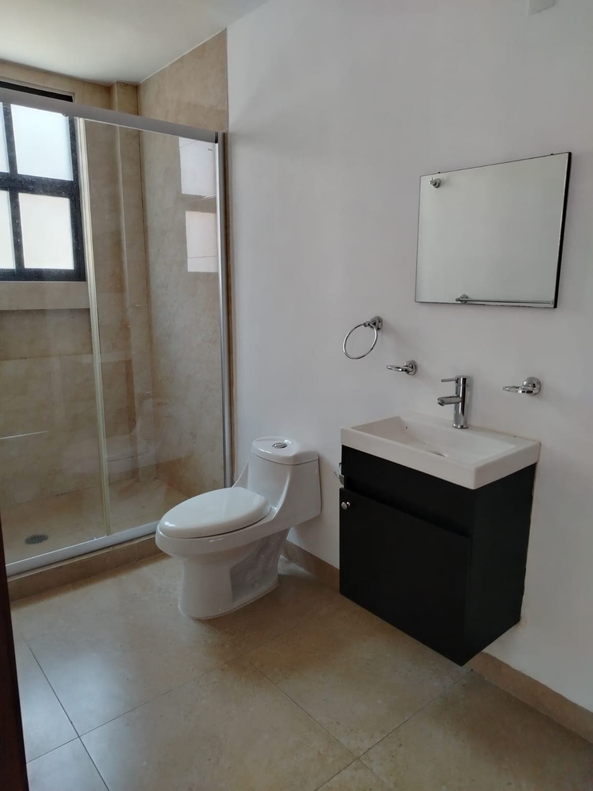 <p>Descubre este magnífico departamento ubicado en edificio de Solo 8 departamentos en Lomas de San Antón, que ofrece una combinación perfecta de comodidad, estilo y funcionalidad.</p><p><br></p><p><strong>Características del Departamento: </strong></p><p><br></p><p>• <strong>Superficie:</strong> 117 m² con posibilidad de usar los mismos 117 m² adicionales como roof garden.</p><p><br></p><p>• <strong>Habitaciones</strong>: 2 recámaras</p><p>• <strong>Baños</strong>: 2 baños completos</p><p>• <strong>Cocina</strong>: Equipada con una pequeña bodega</p><p><strong>• Sala y Comedor</strong>: Espacios amplios y bien iluminados</p><p>• <strong>Área de Lavado</strong>: Práctica y accesible</p><p>•<strong> Terraza</strong>: Ideal para disfrutar del aire libre</p><p><br></p><p><strong>Áreas Comunes: </strong></p><p>• <strong>Alberca con Jacuzz</strong>i: Perfecta para relajarse y disfrutar</p><p>•<strong> Jardín:</strong> Espacio verde para esparcimiento</p><p><strong>• Estacionamiento</strong>: Techado con portón eléctrico para dos autos</p><p>• <strong>Recibidor</strong>: Elegante entrada en el edificio</p><p>•<strong> Elevador</strong>: Acceso cómodo a todos los pisos</p><p>• <strong>Seguridad</strong>: Vigilante nocturno para mayor tranquilidad</p><p><br></p><p><strong>Mantenimiento: </strong></p><p>• <strong>Costo Mensual</strong>: $1,750</p><p><br></p><p>Este departamento en Lomas de San Antón ofrece una excelente oportunidad para vivir en un entorno confortable y seguro, con todas las comodidades que puedas necesitar. ¡No pierdas la oportunidad de conocerlo! Contáctanos para más detalles y para agendar una visita.</p>