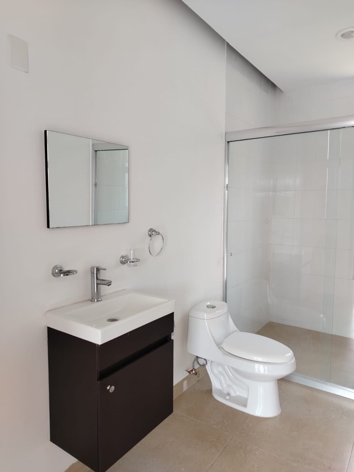 <p>Descubre este magnífico departamento ubicado en edificio de Solo 8 departamentos en Lomas de San Antón, que ofrece una combinación perfecta de comodidad, estilo y funcionalidad.</p><p><br></p><p><strong>Características del Departamento: </strong></p><p><br></p><p>• <strong>Superficie:</strong> 117 m² con posibilidad de usar los mismos 117 m² adicionales como roof garden.</p><p><br></p><p>• <strong>Habitaciones</strong>: 2 recámaras</p><p>• <strong>Baños</strong>: 2 baños completos</p><p>• <strong>Cocina</strong>: Equipada con una pequeña bodega</p><p><strong>• Sala y Comedor</strong>: Espacios amplios y bien iluminados</p><p>• <strong>Área de Lavado</strong>: Práctica y accesible</p><p>•<strong> Terraza</strong>: Ideal para disfrutar del aire libre</p><p><br></p><p><strong>Áreas Comunes: </strong></p><p>• <strong>Alberca con Jacuzz</strong>i: Perfecta para relajarse y disfrutar</p><p>•<strong> Jardín:</strong> Espacio verde para esparcimiento</p><p><strong>• Estacionamiento</strong>: Techado con portón eléctrico para dos autos</p><p>• <strong>Recibidor</strong>: Elegante entrada en el edificio</p><p>•<strong> Elevador</strong>: Acceso cómodo a todos los pisos</p><p>• <strong>Seguridad</strong>: Vigilante nocturno para mayor tranquilidad</p><p><br></p><p><strong>Mantenimiento: </strong></p><p>• <strong>Costo Mensual</strong>: $1,750</p><p><br></p><p>Este departamento en Lomas de San Antón ofrece una excelente oportunidad para vivir en un entorno confortable y seguro, con todas las comodidades que puedas necesitar. ¡No pierdas la oportunidad de conocerlo! Contáctanos para más detalles y para agendar una visita.</p>