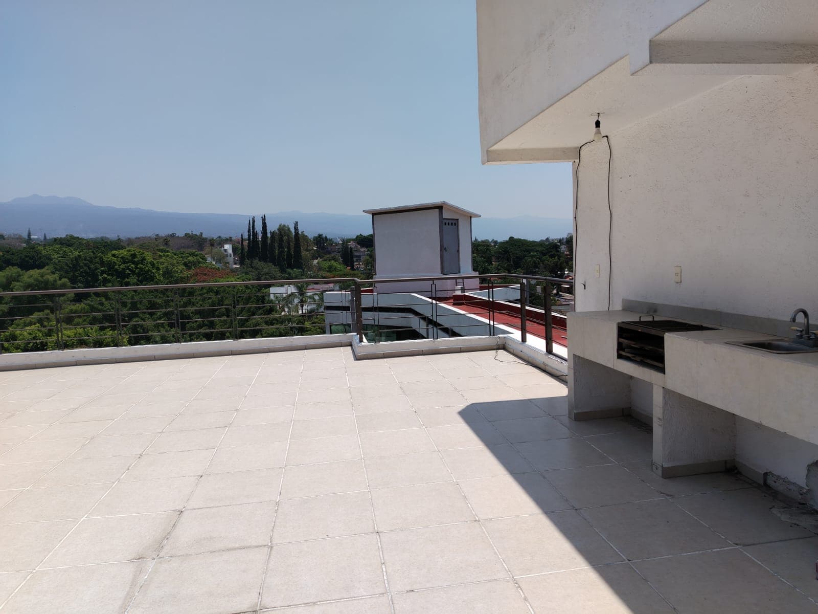 <p>Descubre este magnífico departamento ubicado en edificio de Solo 8 departamentos en Lomas de San Antón, que ofrece una combinación perfecta de comodidad, estilo y funcionalidad.</p><p><br></p><p><strong>Características del Departamento: </strong></p><p><br></p><p>• <strong>Superficie:</strong> 117 m² con posibilidad de usar los mismos 117 m² adicionales como roof garden.</p><p><br></p><p>• <strong>Habitaciones</strong>: 2 recámaras</p><p>• <strong>Baños</strong>: 2 baños completos</p><p>• <strong>Cocina</strong>: Equipada con una pequeña bodega</p><p><strong>• Sala y Comedor</strong>: Espacios amplios y bien iluminados</p><p>• <strong>Área de Lavado</strong>: Práctica y accesible</p><p>•<strong> Terraza</strong>: Ideal para disfrutar del aire libre</p><p><br></p><p><strong>Áreas Comunes: </strong></p><p>• <strong>Alberca con Jacuzz</strong>i: Perfecta para relajarse y disfrutar</p><p>•<strong> Jardín:</strong> Espacio verde para esparcimiento</p><p><strong>• Estacionamiento</strong>: Techado con portón eléctrico para dos autos</p><p>• <strong>Recibidor</strong>: Elegante entrada en el edificio</p><p>•<strong> Elevador</strong>: Acceso cómodo a todos los pisos</p><p>• <strong>Seguridad</strong>: Vigilante nocturno para mayor tranquilidad</p><p><br></p><p><strong>Mantenimiento: </strong></p><p>• <strong>Costo Mensual</strong>: $1,750</p><p><br></p><p>Este departamento en Lomas de San Antón ofrece una excelente oportunidad para vivir en un entorno confortable y seguro, con todas las comodidades que puedas necesitar. ¡No pierdas la oportunidad de conocerlo! Contáctanos para más detalles y para agendar una visita.</p>