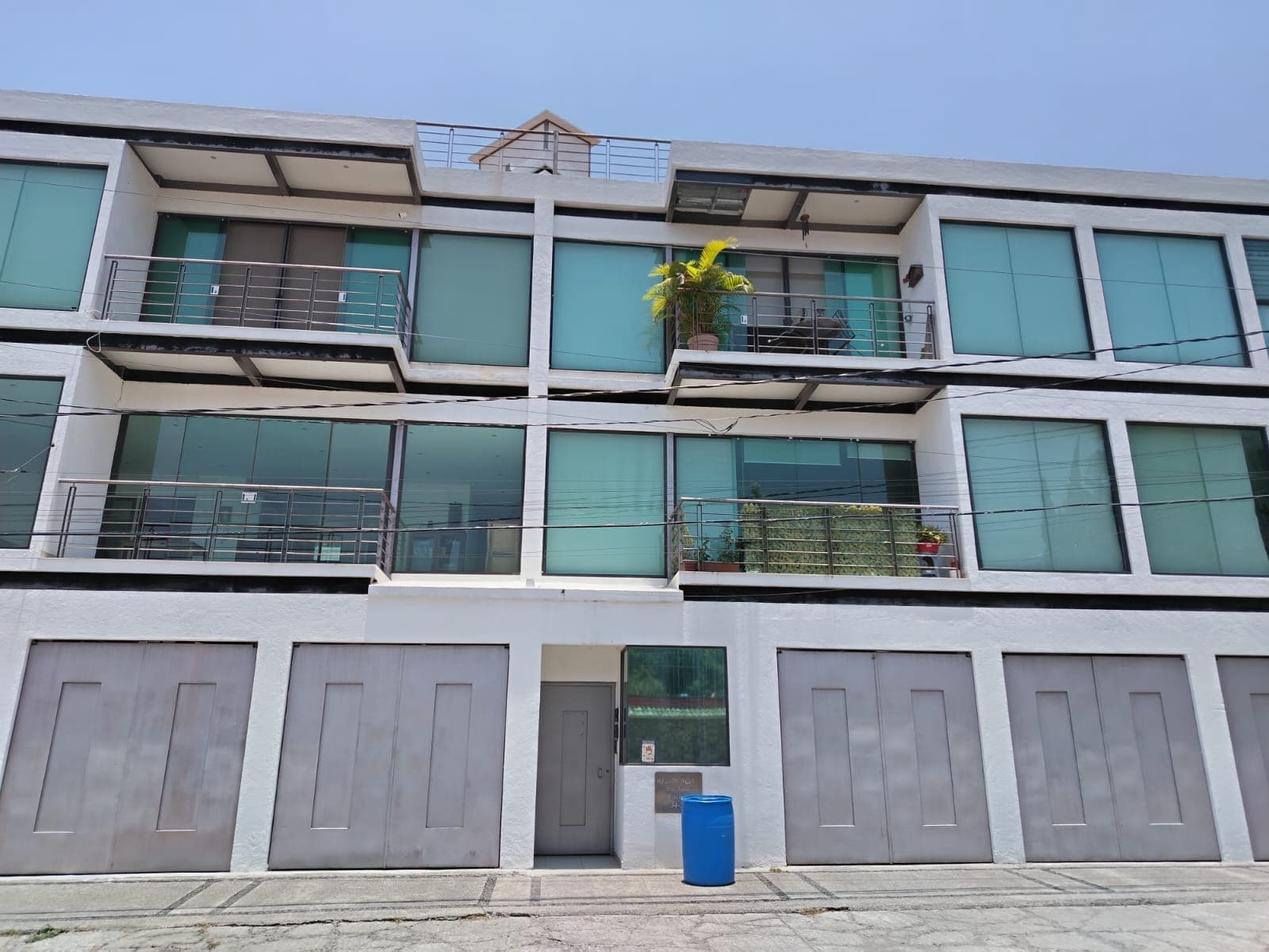 <p>Descubre este magnífico departamento ubicado en edificio de Solo 8 departamentos en Lomas de San Antón, que ofrece una combinación perfecta de comodidad, estilo y funcionalidad.</p><p><br></p><p><strong>Características del Departamento: </strong></p><p><br></p><p>• <strong>Superficie:</strong> 117 m² con posibilidad de usar los mismos 117 m² adicionales como roof garden.</p><p><br></p><p>• <strong>Habitaciones</strong>: 2 recámaras</p><p>• <strong>Baños</strong>: 2 baños completos</p><p>• <strong>Cocina</strong>: Equipada con una pequeña bodega</p><p><strong>• Sala y Comedor</strong>: Espacios amplios y bien iluminados</p><p>• <strong>Área de Lavado</strong>: Práctica y accesible</p><p>•<strong> Terraza</strong>: Ideal para disfrutar del aire libre</p><p><br></p><p><strong>Áreas Comunes: </strong></p><p>• <strong>Alberca con Jacuzz</strong>i: Perfecta para relajarse y disfrutar</p><p>•<strong> Jardín:</strong> Espacio verde para esparcimiento</p><p><strong>• Estacionamiento</strong>: Techado con portón eléctrico para dos autos</p><p>• <strong>Recibidor</strong>: Elegante entrada en el edificio</p><p>•<strong> Elevador</strong>: Acceso cómodo a todos los pisos</p><p>• <strong>Seguridad</strong>: Vigilante nocturno para mayor tranquilidad</p><p><br></p><p><strong>Mantenimiento: </strong></p><p>• <strong>Costo Mensual</strong>: $1,750</p><p><br></p><p>Este departamento en Lomas de San Antón ofrece una excelente oportunidad para vivir en un entorno confortable y seguro, con todas las comodidades que puedas necesitar. ¡No pierdas la oportunidad de conocerlo! Contáctanos para más detalles y para agendar una visita.</p>