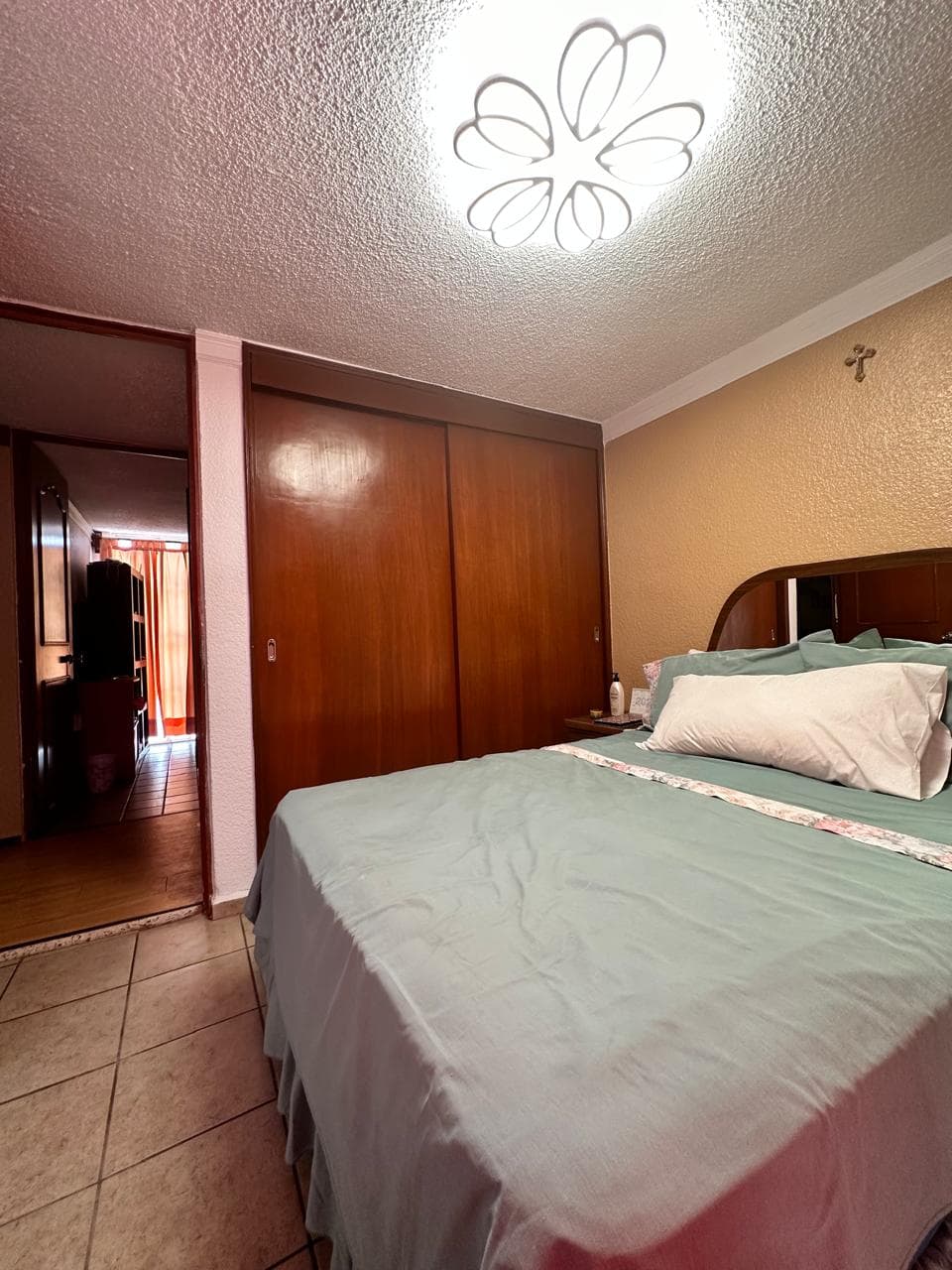 <p><span style="color: rgba(0, 0, 0, 0.6);">Bienvenido al hogar de tus sueños en Santo Domingo, Azcapotzalco! Este amplio departamento en el tercer piso, con 92m2 totales ofrece un espacio acogedor con 3 habitaciones, 2 baños, sala, comedor y cocina. Perfecto para crear recuerdos inolvidables con tu familia. Además, cuenta con la comodidad de 1 cajón de estacionamiento por separado del resto de los condóminos. Ubicado en la Av. Aquiles Serdán 297, en el encantador Barrio de Santo Domingo, Alcaldía Azcapotzalco, este departamento con ubicación privilegiada, es un refugio donde lo práctico y funcional tienen su punto de encuentro. ¡Descubre la armonía de la vida en este lugar que puedes llamar hogar!</span></p>