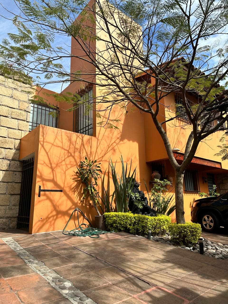 <p><span style="color: rgb(0, 0, 0);">¡Bienvenido a la casa de tus sueños en Tecamalcho! Esta espaciosa residencia ofrece comodidad y elegancia en un entorno tranquilo. Con un total de 620.82 m2 y una construcción de 279.79 m2, esta propiedad cuenta con 3 habitaciones, 3 baños y medio, además de espacio para 3 estacionamientos. ¡No pierdas la oportunidad de vivir en este oasis de serenidad y lujo! Contáctanos hoy mismo para más detalles y programar una visita. ¡Tu hogar ideal te espera en Tecamachalco!</span></p>