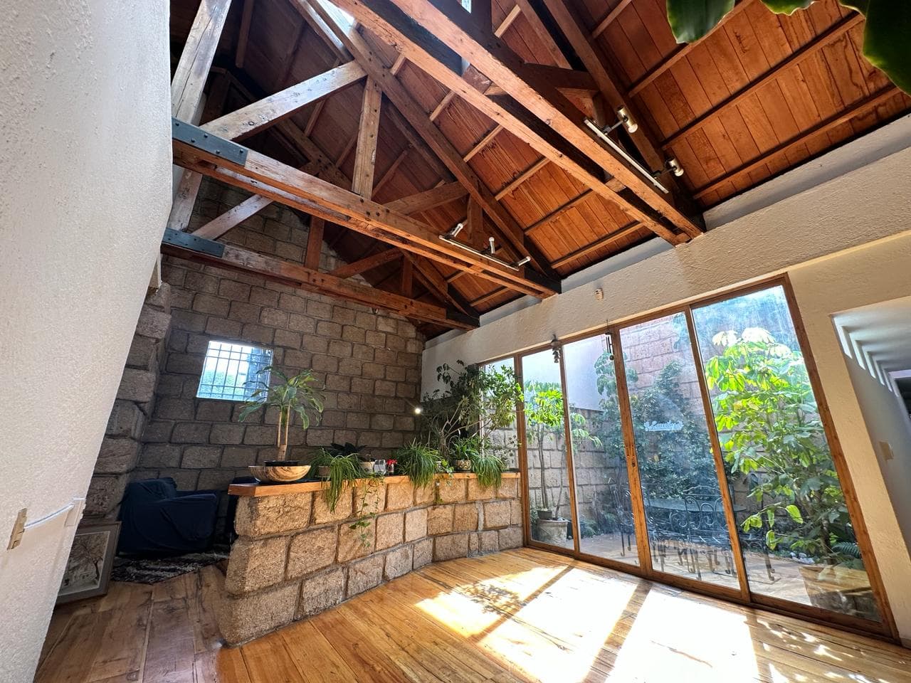 <p><span style="color: rgb(0, 0, 0);">¡Bienvenido a la casa de tus sueños en Tecamalcho! Esta espaciosa residencia ofrece comodidad y elegancia en un entorno tranquilo. Con un total de 620.82 m2 y una construcción de 279.79 m2, esta propiedad cuenta con 3 habitaciones, 3 baños y medio, además de espacio para 3 estacionamientos. ¡No pierdas la oportunidad de vivir en este oasis de serenidad y lujo! Contáctanos hoy mismo para más detalles y programar una visita. ¡Tu hogar ideal te espera en Tecamachalco!</span></p>