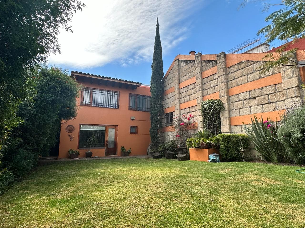 <p><span style="color: rgb(0, 0, 0);">¡Bienvenido a la casa de tus sueños en Tecamalcho! Esta espaciosa residencia ofrece comodidad y elegancia en un entorno tranquilo. Con un total de 620.82 m2 y una construcción de 279.79 m2, esta propiedad cuenta con 3 habitaciones, 3 baños y medio, además de espacio para 3 estacionamientos. ¡No pierdas la oportunidad de vivir en este oasis de serenidad y lujo! Contáctanos hoy mismo para más detalles y programar una visita. ¡Tu hogar ideal te espera en Tecamachalco!</span></p>