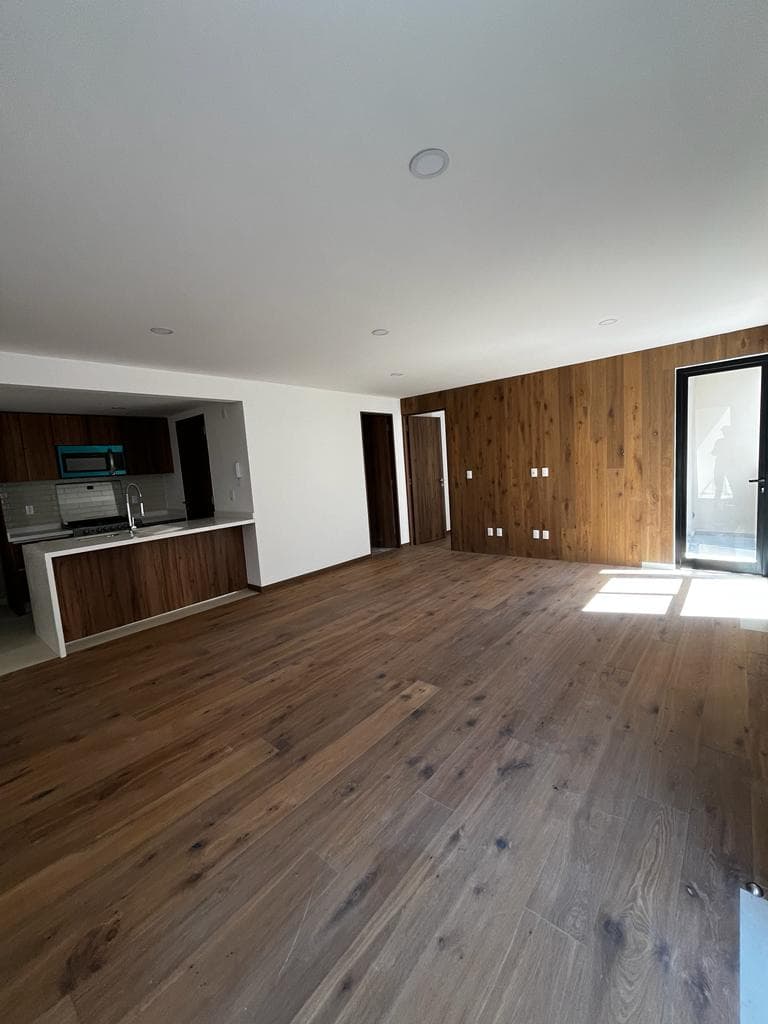 <p>La ubicación inigualable con que cuenta Michoacán 21 te permitirá vivir el día a día en tu departamento nuevo con todas las bondades que una colonia tan multicultural y exclusiva como Hipódromo Condesa te puede ofrecer: lo mejor en arquitectura, museos, restaurantes, boutiques, galerías y parques te quedará a tan sólo unos pasos, los suficientes como para que, al mismo tiempo, puedas salir de tu hogar a prácticamente cualquier punto. Departamentos de 94m² 2 Recámaras 2 Baños Cocina equipada Sala / Comedor Terraza / Balcón Área de servicio Excelente distribución Alberca Roof garden común Vigilancia Elevador Estacionamiento</p>