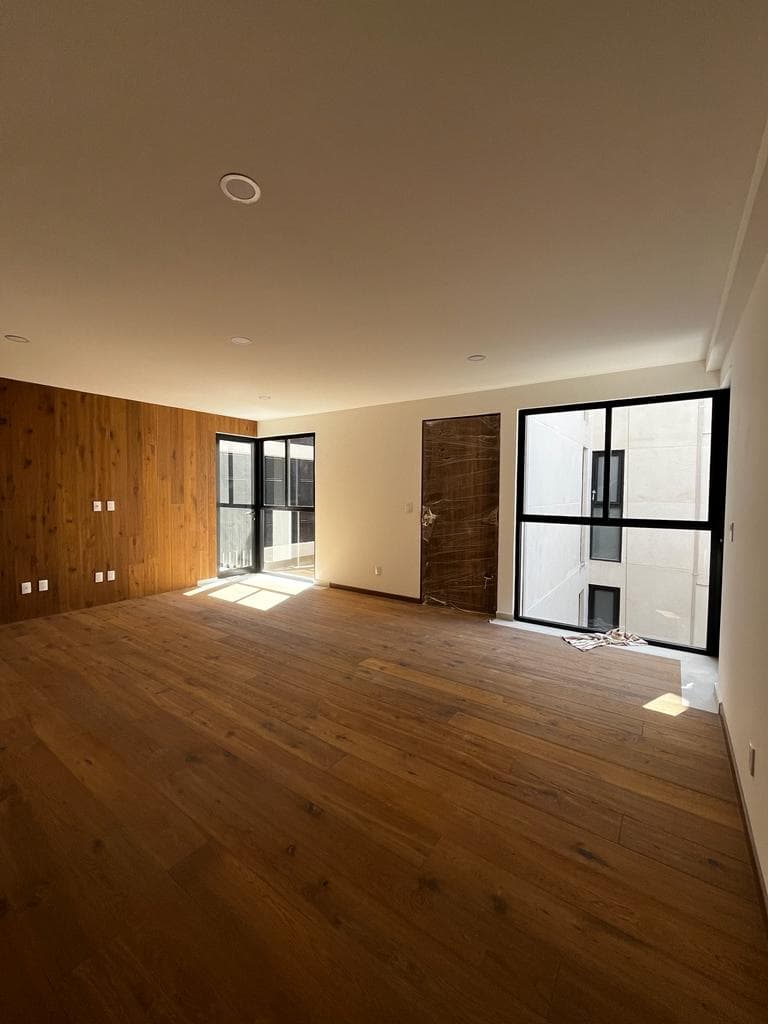 <p>La ubicación inigualable con que cuenta Michoacán 21 te permitirá vivir el día a día en tu departamento nuevo con todas las bondades que una colonia tan multicultural y exclusiva como Hipódromo Condesa te puede ofrecer: lo mejor en arquitectura, museos, restaurantes, boutiques, galerías y parques te quedará a tan sólo unos pasos, los suficientes como para que, al mismo tiempo, puedas salir de tu hogar a prácticamente cualquier punto. Departamentos de 94m² 2 Recámaras 2 Baños Cocina equipada Sala / Comedor Terraza / Balcón Área de servicio Excelente distribución Alberca Roof garden común Vigilancia Elevador Estacionamiento</p>