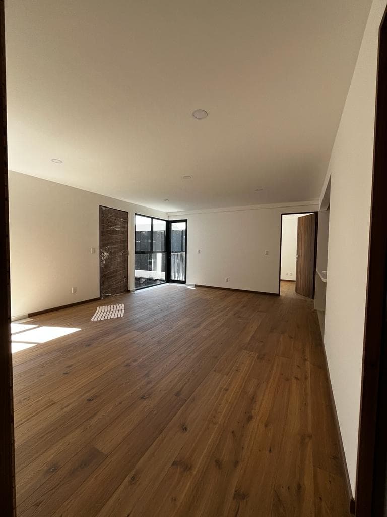 <p>La ubicación inigualable con que cuenta Michoacán 21 te permitirá vivir el día a día en tu departamento nuevo con todas las bondades que una colonia tan multicultural y exclusiva como Hipódromo Condesa te puede ofrecer: lo mejor en arquitectura, museos, restaurantes, boutiques, galerías y parques te quedará a tan sólo unos pasos, los suficientes como para que, al mismo tiempo, puedas salir de tu hogar a prácticamente cualquier punto. Departamentos de 94m² 2 Recámaras 2 Baños Cocina equipada Sala / Comedor Terraza / Balcón Área de servicio Excelente distribución Alberca Roof garden común Vigilancia Elevador Estacionamiento</p>