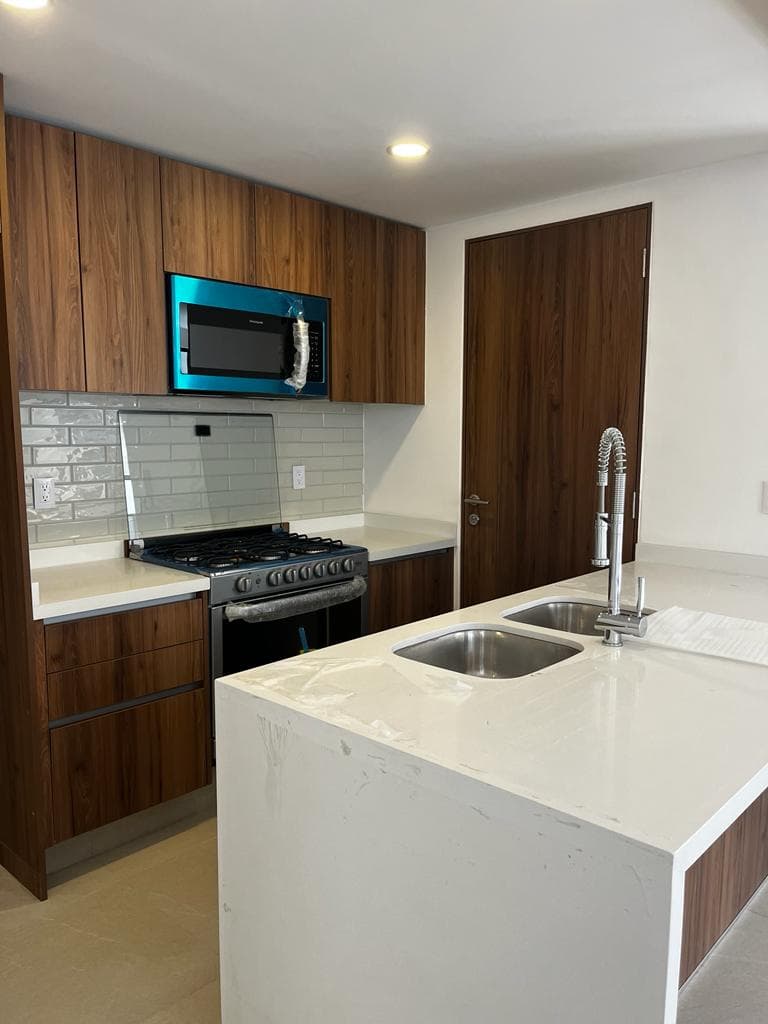 <p>La ubicación inigualable con que cuenta Michoacán 21 te permitirá vivir el día a día en tu departamento nuevo con todas las bondades que una colonia tan multicultural y exclusiva como Hipódromo Condesa te puede ofrecer: lo mejor en arquitectura, museos, restaurantes, boutiques, galerías y parques te quedará a tan sólo unos pasos, los suficientes como para que, al mismo tiempo, puedas salir de tu hogar a prácticamente cualquier punto. Departamentos de 94m² 2 Recámaras 2 Baños Cocina equipada Sala / Comedor Terraza / Balcón Área de servicio Excelente distribución Alberca Roof garden común Vigilancia Elevador Estacionamiento</p>