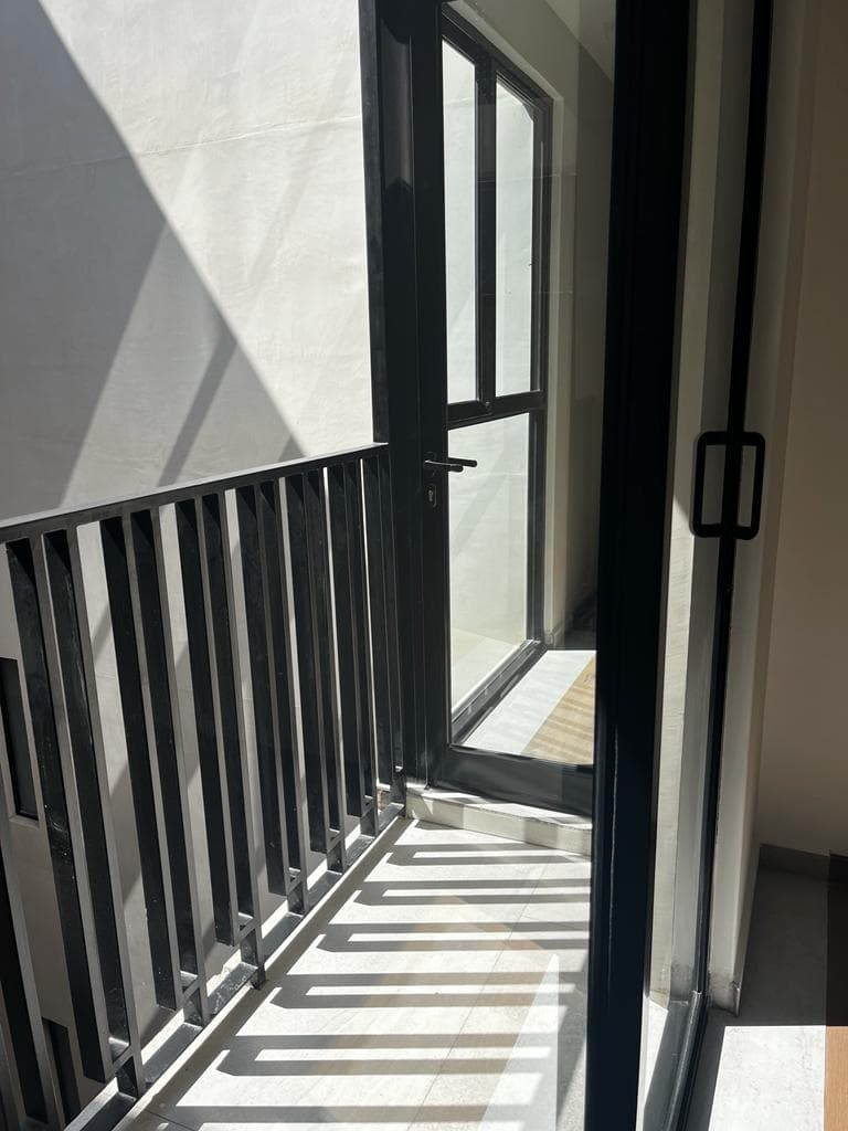 <p>La ubicación inigualable con que cuenta Michoacán 21 te permitirá vivir el día a día en tu departamento nuevo con todas las bondades que una colonia tan multicultural y exclusiva como Hipódromo Condesa te puede ofrecer: lo mejor en arquitectura, museos, restaurantes, boutiques, galerías y parques te quedará a tan sólo unos pasos, los suficientes como para que, al mismo tiempo, puedas salir de tu hogar a prácticamente cualquier punto. Departamentos de 94m² 2 Recámaras 2 Baños Cocina equipada Sala / Comedor Terraza / Balcón Área de servicio Excelente distribución Alberca Roof garden común Vigilancia Elevador Estacionamiento</p>