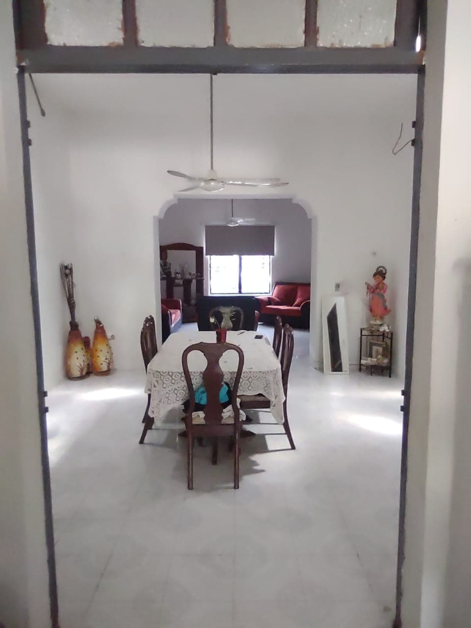 <p>Descubre tu nuevo hogar en la exclusiva ubicación de San Sebastián. Esta amplia propiedad ofrece una combinación perfecta de tranquilidad y conveniencia, ubicada a solo dos calles del pintoresco parque de San Sebastián y a solo tres calles de la histórica Ermita. Con dimensiones generosas de 10 metros de frente por 50 metros de fondo, totalizando 580 metros cuadrados, esta casa es ideal tanto para vivir como para desarrollar un negocio de hospedaje. Disfruta de una distribución cómoda que incluye sala, comedor y cocina, junto con dos recámaras y un baño completo. Los techos altos y los muros de mampostería añaden un toque de elegancia y durabilidad a la propiedad. Además, cuenta con una encantadora terraza parcialmente techada, un aljibe y un extenso terreno trasero con árboles frutales, perfecto para relajarse al aire libre y disfrutar de la naturaleza. No pierdas la oportunidad de hacer tuya esta joya inmobiliaria, completamente bardeada con una altura de 2.20 metros, ofreciendo privacidad y seguridad. Todo esto por un precio irresistible de $5,400,000. ¡Contáctanos hoy mismo para programar una visita y dar el primer paso hacia tu nuevo hogar en San Sebastián!</p>