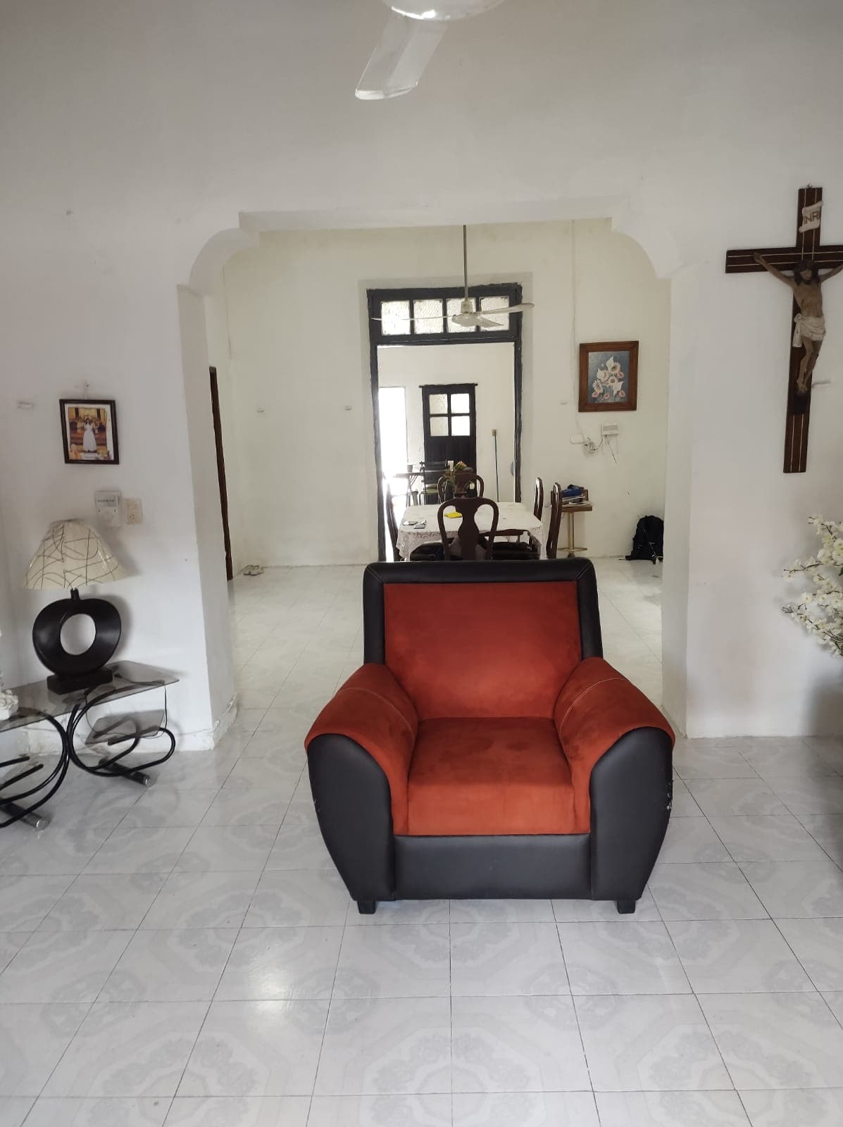 <p>Descubre tu nuevo hogar en la exclusiva ubicación de San Sebastián. Esta amplia propiedad ofrece una combinación perfecta de tranquilidad y conveniencia, ubicada a solo dos calles del pintoresco parque de San Sebastián y a solo tres calles de la histórica Ermita. Con dimensiones generosas de 10 metros de frente por 50 metros de fondo, totalizando 580 metros cuadrados, esta casa es ideal tanto para vivir como para desarrollar un negocio de hospedaje. Disfruta de una distribución cómoda que incluye sala, comedor y cocina, junto con dos recámaras y un baño completo. Los techos altos y los muros de mampostería añaden un toque de elegancia y durabilidad a la propiedad. Además, cuenta con una encantadora terraza parcialmente techada, un aljibe y un extenso terreno trasero con árboles frutales, perfecto para relajarse al aire libre y disfrutar de la naturaleza. No pierdas la oportunidad de hacer tuya esta joya inmobiliaria, completamente bardeada con una altura de 2.20 metros, ofreciendo privacidad y seguridad. Todo esto por un precio irresistible de $5,400,000. ¡Contáctanos hoy mismo para programar una visita y dar el primer paso hacia tu nuevo hogar en San Sebastián!</p>