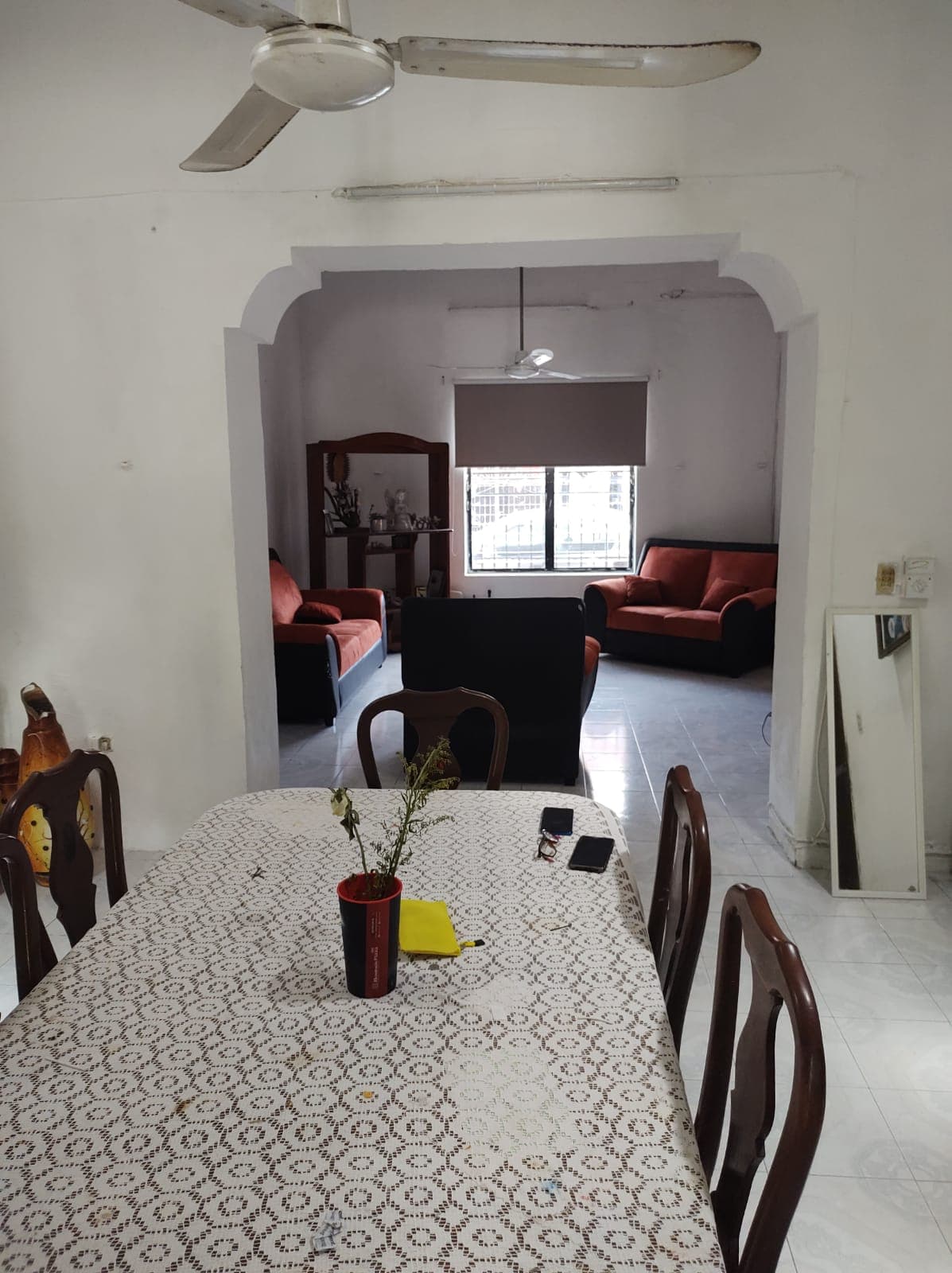 <p>Descubre tu nuevo hogar en la exclusiva ubicación de San Sebastián. Esta amplia propiedad ofrece una combinación perfecta de tranquilidad y conveniencia, ubicada a solo dos calles del pintoresco parque de San Sebastián y a solo tres calles de la histórica Ermita. Con dimensiones generosas de 10 metros de frente por 50 metros de fondo, totalizando 580 metros cuadrados, esta casa es ideal tanto para vivir como para desarrollar un negocio de hospedaje. Disfruta de una distribución cómoda que incluye sala, comedor y cocina, junto con dos recámaras y un baño completo. Los techos altos y los muros de mampostería añaden un toque de elegancia y durabilidad a la propiedad. Además, cuenta con una encantadora terraza parcialmente techada, un aljibe y un extenso terreno trasero con árboles frutales, perfecto para relajarse al aire libre y disfrutar de la naturaleza. No pierdas la oportunidad de hacer tuya esta joya inmobiliaria, completamente bardeada con una altura de 2.20 metros, ofreciendo privacidad y seguridad. Todo esto por un precio irresistible de $5,400,000. ¡Contáctanos hoy mismo para programar una visita y dar el primer paso hacia tu nuevo hogar en San Sebastián!</p>