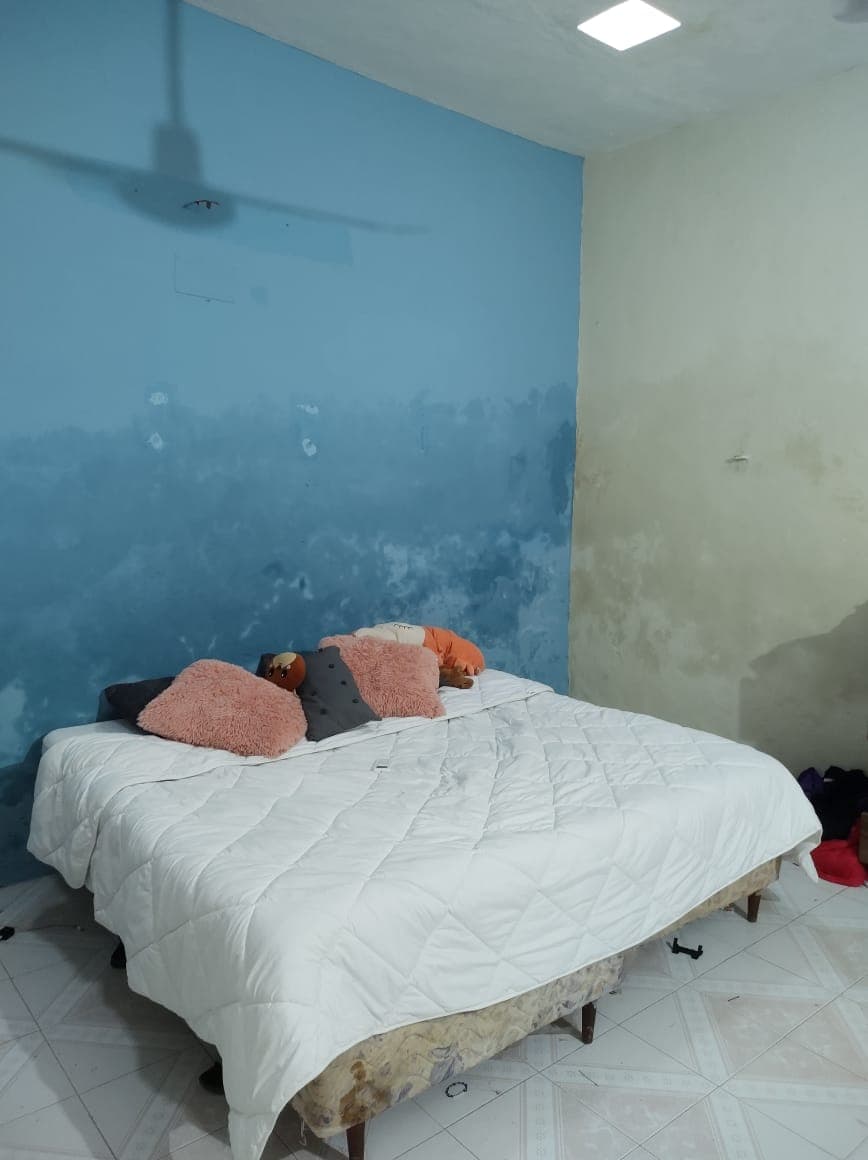 <p>Descubre tu nuevo hogar en la exclusiva ubicación de San Sebastián. Esta amplia propiedad ofrece una combinación perfecta de tranquilidad y conveniencia, ubicada a solo dos calles del pintoresco parque de San Sebastián y a solo tres calles de la histórica Ermita. Con dimensiones generosas de 10 metros de frente por 50 metros de fondo, totalizando 580 metros cuadrados, esta casa es ideal tanto para vivir como para desarrollar un negocio de hospedaje. Disfruta de una distribución cómoda que incluye sala, comedor y cocina, junto con dos recámaras y un baño completo. Los techos altos y los muros de mampostería añaden un toque de elegancia y durabilidad a la propiedad. Además, cuenta con una encantadora terraza parcialmente techada, un aljibe y un extenso terreno trasero con árboles frutales, perfecto para relajarse al aire libre y disfrutar de la naturaleza. No pierdas la oportunidad de hacer tuya esta joya inmobiliaria, completamente bardeada con una altura de 2.20 metros, ofreciendo privacidad y seguridad. Todo esto por un precio irresistible de $5,400,000. ¡Contáctanos hoy mismo para programar una visita y dar el primer paso hacia tu nuevo hogar en San Sebastián!</p>