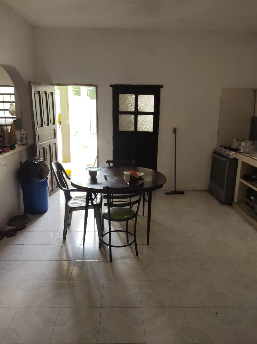 <p>Descubre tu nuevo hogar en la exclusiva ubicación de San Sebastián. Esta amplia propiedad ofrece una combinación perfecta de tranquilidad y conveniencia, ubicada a solo dos calles del pintoresco parque de San Sebastián y a solo tres calles de la histórica Ermita. Con dimensiones generosas de 10 metros de frente por 50 metros de fondo, totalizando 580 metros cuadrados, esta casa es ideal tanto para vivir como para desarrollar un negocio de hospedaje. Disfruta de una distribución cómoda que incluye sala, comedor y cocina, junto con dos recámaras y un baño completo. Los techos altos y los muros de mampostería añaden un toque de elegancia y durabilidad a la propiedad. Además, cuenta con una encantadora terraza parcialmente techada, un aljibe y un extenso terreno trasero con árboles frutales, perfecto para relajarse al aire libre y disfrutar de la naturaleza. No pierdas la oportunidad de hacer tuya esta joya inmobiliaria, completamente bardeada con una altura de 2.20 metros, ofreciendo privacidad y seguridad. Todo esto por un precio irresistible de $5,400,000. ¡Contáctanos hoy mismo para programar una visita y dar el primer paso hacia tu nuevo hogar en San Sebastián!</p>