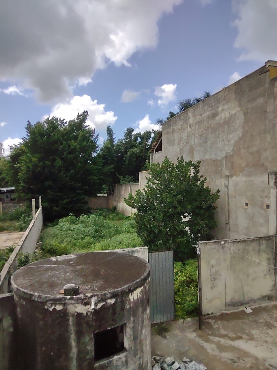 <p>Descubre tu nuevo hogar en la exclusiva ubicación de San Sebastián. Esta amplia propiedad ofrece una combinación perfecta de tranquilidad y conveniencia, ubicada a solo dos calles del pintoresco parque de San Sebastián y a solo tres calles de la histórica Ermita. Con dimensiones generosas de 10 metros de frente por 50 metros de fondo, totalizando 580 metros cuadrados, esta casa es ideal tanto para vivir como para desarrollar un negocio de hospedaje. Disfruta de una distribución cómoda que incluye sala, comedor y cocina, junto con dos recámaras y un baño completo. Los techos altos y los muros de mampostería añaden un toque de elegancia y durabilidad a la propiedad. Además, cuenta con una encantadora terraza parcialmente techada, un aljibe y un extenso terreno trasero con árboles frutales, perfecto para relajarse al aire libre y disfrutar de la naturaleza. No pierdas la oportunidad de hacer tuya esta joya inmobiliaria, completamente bardeada con una altura de 2.20 metros, ofreciendo privacidad y seguridad. Todo esto por un precio irresistible de $5,400,000. ¡Contáctanos hoy mismo para programar una visita y dar el primer paso hacia tu nuevo hogar en San Sebastián!</p>