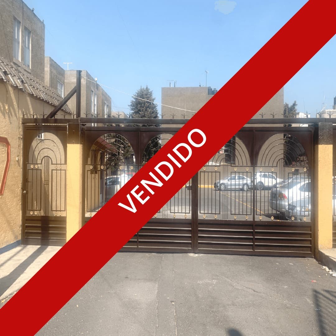 <p>¡Bienvenido al hogar de tus sueños en Santo Domingo, Azcapotzalco! Esta hermosa casa de 73m2 totales ofrece un espacio acogedor con 3 habitaciones, 2 baños, sala, comedor y cocina, perfecto para crear recuerdos inolvidables con tu familia. Además, cuenta con la comodidad de un cajón de estacionamiento. Ubicada en la Av. Aquiles Serdán 279, en el encantador Barrio de Santo Domingo, Alcaldía Azcapotzalco, esta residencia es más que una casa; es un refugio donde la elegancia se encuentra con la funcionalidad. ¡Descubre la armonía de la vida en este lugar que puedes llamar hogar!</p>