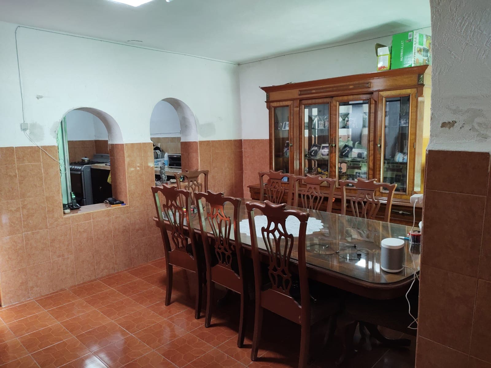 <p>La casa está sumamente bien ubicada a una calle de una de las principales calles del centro a una calle de la capilla de nuestra señora del Carmen (preciosa capilla colonial con gran historia). Zona muy tranquila en donde no pasan los camiones.</p><p>Alrededor de la la propiedad se encuentran ya remodeladas o en proceso de remodelación 6 casas qué se están habitando y que en temporadas funcionan como Airbnb.</p><p><br></p><p>La casa es de una planta con techos de buena altura en excelentes condiciones y sin humedad. La casa tiene estacionamiento para dos coches.</p><p>Cuenta con sala comedor cocina tres recámaras (las recámaras con pisos de pasta original en perfecto estado) un baño un cuarto de lavado y un cuarto adicional que puede servir cómo baño para la recámara principal. Al fondo tiene una patio de 10 por 9 metros ideal para construir una hermosa terraza con una piscina.</p><p><br></p><p>9 metros de frente por 32 de fondo. 312 metros en total de terreno.</p>