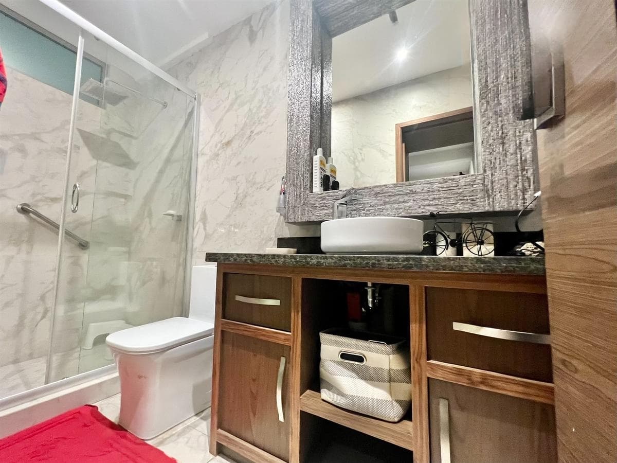 <p>Este impresionante complejo cuenta con solo 9 departamentos en total, brindando un ambiente exclusivo y privado para sus residentes. Ubicado en Bosques de la Herradura, una de las zonas más serenas y arboladas de La Herradura, ofrece un oasis de tranquilidad en medio del bullicio urbano.</p><p>El Garden House ofrece una experiencia de vida excepcional. Su terraza privada de 34 m2 y acceso directo al jardín común brindan un espacio al aire libre para relajarse y disfrutar de la naturaleza en cualquier momento del día.</p><p>En el interior, se encuentra una amplia sala comedor con salida a la terraza, creando un flujo natural entre los espacios interiores y exteriores. La cocina cuenta con alacena, lavandería y cuarto de servicio, ofreciendo comodidad y funcionalidad en cada detalle.</p><p>Con tres recámaras, cada una con su propio baño, este departamento ofrece privacidad y confort para todos sus residentes. La recámara principal cuenta con un vestidor, regadera y jacuzzi, mientras que dos de las recámaras adicionales también tienen acceso a la terraza.</p><p>El departamento tiene un metraje total de 192 m2 en interiores, lo que garantiza un espacio generoso y bien distribuido para vivir cómodamente. Además, está orientado al poniente, brindando hermosas vistas y una excelente iluminación natural.</p><p>Para mayor conveniencia, se incluyen tres lugares de estacionamiento y una bodega, asegurando espacio más que suficiente para todas sus necesidades de almacenamiento y estacionamiento</p>