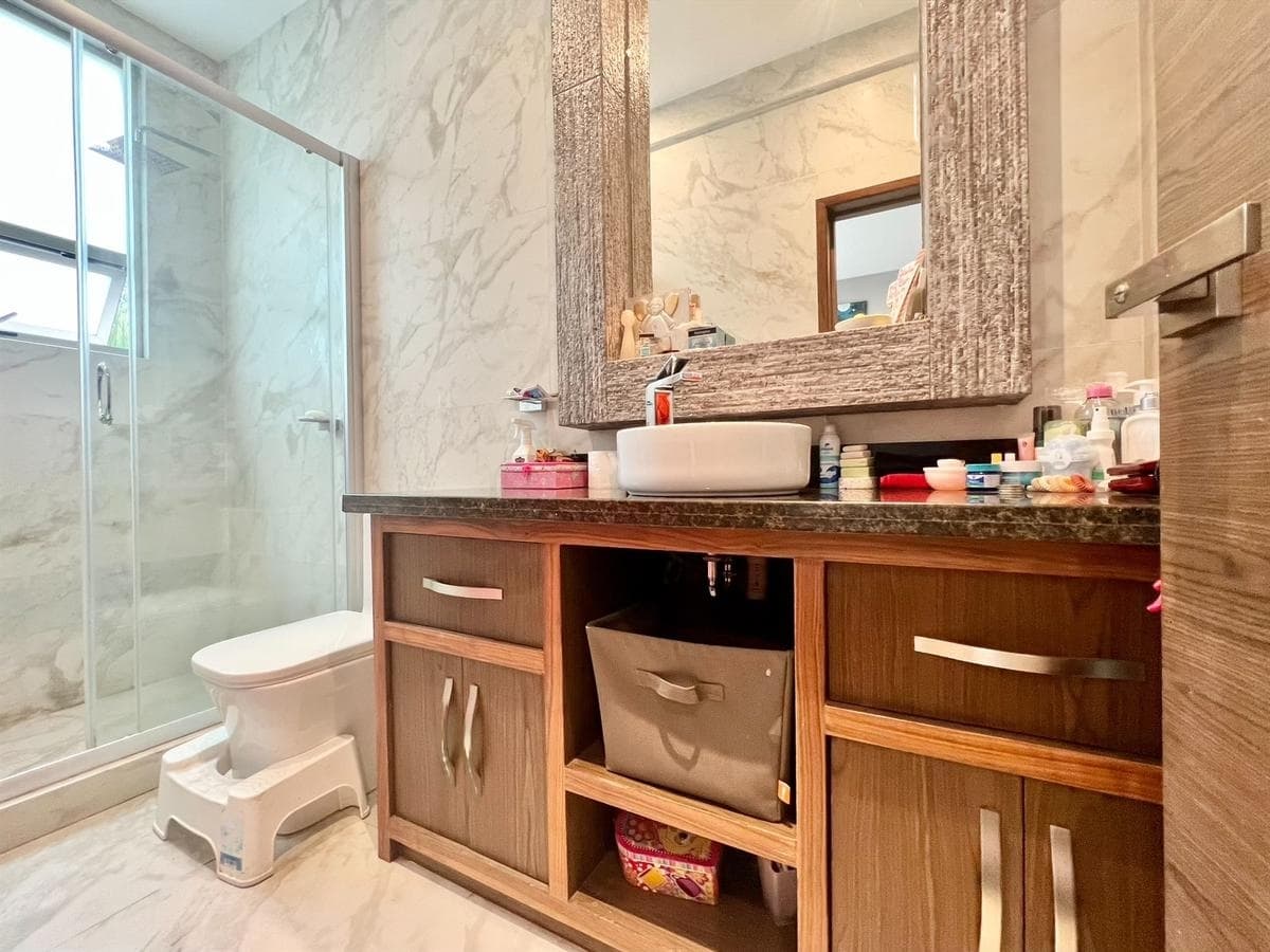 <p>Este impresionante complejo cuenta con solo 9 departamentos en total, brindando un ambiente exclusivo y privado para sus residentes. Ubicado en Bosques de la Herradura, una de las zonas más serenas y arboladas de La Herradura, ofrece un oasis de tranquilidad en medio del bullicio urbano.</p><p>El Garden House ofrece una experiencia de vida excepcional. Su terraza privada de 34 m2 y acceso directo al jardín común brindan un espacio al aire libre para relajarse y disfrutar de la naturaleza en cualquier momento del día.</p><p>En el interior, se encuentra una amplia sala comedor con salida a la terraza, creando un flujo natural entre los espacios interiores y exteriores. La cocina cuenta con alacena, lavandería y cuarto de servicio, ofreciendo comodidad y funcionalidad en cada detalle.</p><p>Con tres recámaras, cada una con su propio baño, este departamento ofrece privacidad y confort para todos sus residentes. La recámara principal cuenta con un vestidor, regadera y jacuzzi, mientras que dos de las recámaras adicionales también tienen acceso a la terraza.</p><p>El departamento tiene un metraje total de 192 m2 en interiores, lo que garantiza un espacio generoso y bien distribuido para vivir cómodamente. Además, está orientado al poniente, brindando hermosas vistas y una excelente iluminación natural.</p><p>Para mayor conveniencia, se incluyen tres lugares de estacionamiento y una bodega, asegurando espacio más que suficiente para todas sus necesidades de almacenamiento y estacionamiento</p>