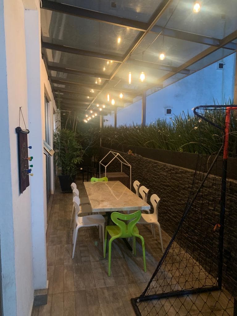 <p>Este impresionante complejo cuenta con solo 9 departamentos en total, brindando un ambiente exclusivo y privado para sus residentes. Ubicado en Bosques de la Herradura, una de las zonas más serenas y arboladas de La Herradura, ofrece un oasis de tranquilidad en medio del bullicio urbano.</p><p>El Garden House ofrece una experiencia de vida excepcional. Su terraza privada de 34 m2 y acceso directo al jardín común brindan un espacio al aire libre para relajarse y disfrutar de la naturaleza en cualquier momento del día.</p><p>En el interior, se encuentra una amplia sala comedor con salida a la terraza, creando un flujo natural entre los espacios interiores y exteriores. La cocina cuenta con alacena, lavandería y cuarto de servicio, ofreciendo comodidad y funcionalidad en cada detalle.</p><p>Con tres recámaras, cada una con su propio baño, este departamento ofrece privacidad y confort para todos sus residentes. La recámara principal cuenta con un vestidor, regadera y jacuzzi, mientras que dos de las recámaras adicionales también tienen acceso a la terraza.</p><p>El departamento tiene un metraje total de 192 m2 en interiores, lo que garantiza un espacio generoso y bien distribuido para vivir cómodamente. Además, está orientado al poniente, brindando hermosas vistas y una excelente iluminación natural.</p><p>Para mayor conveniencia, se incluyen tres lugares de estacionamiento y una bodega, asegurando espacio más que suficiente para todas sus necesidades de almacenamiento y estacionamiento</p>