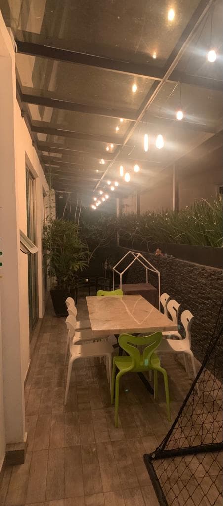 <p>Este impresionante complejo cuenta con solo 9 departamentos en total, brindando un ambiente exclusivo y privado para sus residentes. Ubicado en Bosques de la Herradura, una de las zonas más serenas y arboladas de La Herradura, ofrece un oasis de tranquilidad en medio del bullicio urbano.</p><p>El Garden House ofrece una experiencia de vida excepcional. Su terraza privada de 34 m2 y acceso directo al jardín común brindan un espacio al aire libre para relajarse y disfrutar de la naturaleza en cualquier momento del día.</p><p>En el interior, se encuentra una amplia sala comedor con salida a la terraza, creando un flujo natural entre los espacios interiores y exteriores. La cocina cuenta con alacena, lavandería y cuarto de servicio, ofreciendo comodidad y funcionalidad en cada detalle.</p><p>Con tres recámaras, cada una con su propio baño, este departamento ofrece privacidad y confort para todos sus residentes. La recámara principal cuenta con un vestidor, regadera y jacuzzi, mientras que dos de las recámaras adicionales también tienen acceso a la terraza.</p><p>El departamento tiene un metraje total de 192 m2 en interiores, lo que garantiza un espacio generoso y bien distribuido para vivir cómodamente. Además, está orientado al poniente, brindando hermosas vistas y una excelente iluminación natural.</p><p>Para mayor conveniencia, se incluyen tres lugares de estacionamiento y una bodega, asegurando espacio más que suficiente para todas sus necesidades de almacenamiento y estacionamiento</p>