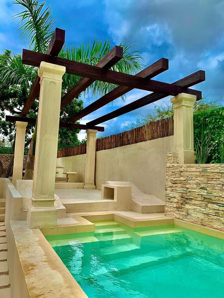 <p>Totalmente remodelada y climatizada, CASA AZUL se encuentra en el corazón del Centro de Mérida, Yucatán. Rodeada de encantadoras casas coloniales de la misma época, esta propiedad está ubicada en una calle tranquila y poco transitada, a solo 300 metros del Paseo Montejo y muy cerca del hotel Hyatt. Es una combinación perfecta de historia, modernidad, naturaleza y relajación. </p><p><br></p><p><strong>Características de la Propiedad: </strong></p><p>• Comedor y Cocina: </p><p>o Comedor: 6 x 6.5 metros </p><p>o Cocina: 6.5 x 2.5 metros </p><p>o Ambos espacios son amplios, con vista panorámica a los jardines y doble altura con iluminación indirecta, ideal para vivir o para negocio Airbnb. </p><p><br></p><p><strong>• Jardines y Áreas Exteriores: </strong></p><p><br></p><p>o Jardín interior con árboles frutales (mamey, huaya, aguacate, naranjos) </p><p>o Piscina (7 x 3.5 metros) con acabados Chukum y asoleaderos </p><p>o Bar en el interior de la piscina con bancos y columpios rústicos en la barra exterior </p><p><br></p><p><strong>• Baños: </strong></p><p>o Dos baños completos con regadera </p><p>o Baño principal: 7.5 metros de largo con doble lavabo, doble regadera y tina para dos personas </p><p><br></p><p><strong>• Habitaciones y Espacios Interiores: </strong></p><p>o Sala principal: 5 x 4.5 metros </p><p>o Dos amplias habitaciones: 5 x 4.5 metros, ambas con closets </p><p>o Estudio ideal para biblioteca o home office </p><p><br></p><p><strong>• Instalaciones Nuevas: </strong></p><p>o Instalación eléctrica, hidráulica y sanitaria </p><p>o Aires acondicionados nuevos </p><p>o Agua potable y pozo para llenado de la alberca </p><p>o Sistema presurizador de agua </p><p>o Puerta exterior y ventana de madera de cedro nuevas </p><p><br></p><p><strong>Terreno: </strong></p><p>• Dimensiones: 10 metros de frente por 39 metros de fondo </p><p>• Documentación en regla, lista para entregar </p><p><br></p><p><strong>Potencial de Expansión: </strong></p><p>• Cimientos al fondo de la propiedad para construir dos habitaciones de 5 x 3.5 metros </p><p>Sus espacios de relajación están diseñados para brindar confort, bienestar y frescura en armonía con la naturaleza. CASA AZUL es una oportunidad única para vivir en un lugar que combina lo mejor del pasado y del presente en un entorno sereno y privilegiado.</p>