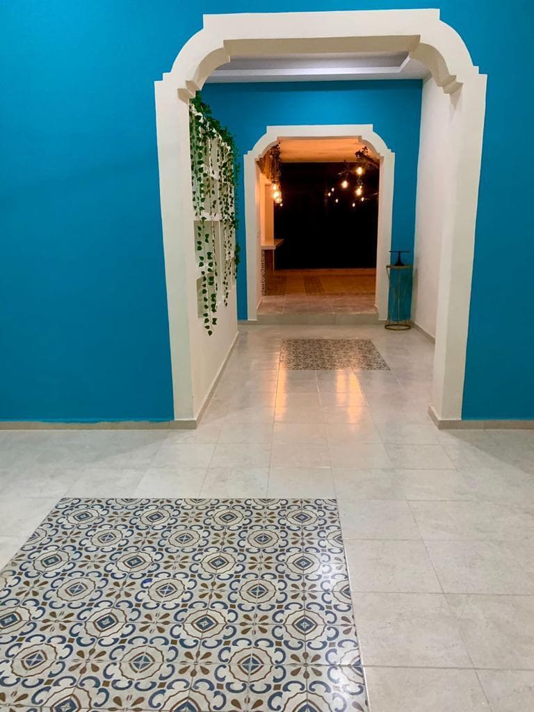 <p>Totalmente remodelada y climatizada, CASA AZUL se encuentra en el corazón del Centro de Mérida, Yucatán. Rodeada de encantadoras casas coloniales de la misma época, esta propiedad está ubicada en una calle tranquila y poco transitada, a solo 300 metros del Paseo Montejo y muy cerca del hotel Hyatt. Es una combinación perfecta de historia, modernidad, naturaleza y relajación. </p><p><br></p><p><strong>Características de la Propiedad: </strong></p><p>• Comedor y Cocina: </p><p>o Comedor: 6 x 6.5 metros </p><p>o Cocina: 6.5 x 2.5 metros </p><p>o Ambos espacios son amplios, con vista panorámica a los jardines y doble altura con iluminación indirecta, ideal para vivir o para negocio Airbnb. </p><p><br></p><p><strong>• Jardines y Áreas Exteriores: </strong></p><p><br></p><p>o Jardín interior con árboles frutales (mamey, huaya, aguacate, naranjos) </p><p>o Piscina (7 x 3.5 metros) con acabados Chukum y asoleaderos </p><p>o Bar en el interior de la piscina con bancos y columpios rústicos en la barra exterior </p><p><br></p><p><strong>• Baños: </strong></p><p>o Dos baños completos con regadera </p><p>o Baño principal: 7.5 metros de largo con doble lavabo, doble regadera y tina para dos personas </p><p><br></p><p><strong>• Habitaciones y Espacios Interiores: </strong></p><p>o Sala principal: 5 x 4.5 metros </p><p>o Dos amplias habitaciones: 5 x 4.5 metros, ambas con closets </p><p>o Estudio ideal para biblioteca o home office </p><p><br></p><p><strong>• Instalaciones Nuevas: </strong></p><p>o Instalación eléctrica, hidráulica y sanitaria </p><p>o Aires acondicionados nuevos </p><p>o Agua potable y pozo para llenado de la alberca </p><p>o Sistema presurizador de agua </p><p>o Puerta exterior y ventana de madera de cedro nuevas </p><p><br></p><p><strong>Terreno: </strong></p><p>• Dimensiones: 10 metros de frente por 39 metros de fondo </p><p>• Documentación en regla, lista para entregar </p><p><br></p><p><strong>Potencial de Expansión: </strong></p><p>• Cimientos al fondo de la propiedad para construir dos habitaciones de 5 x 3.5 metros </p><p>Sus espacios de relajación están diseñados para brindar confort, bienestar y frescura en armonía con la naturaleza. CASA AZUL es una oportunidad única para vivir en un lugar que combina lo mejor del pasado y del presente en un entorno sereno y privilegiado.</p>