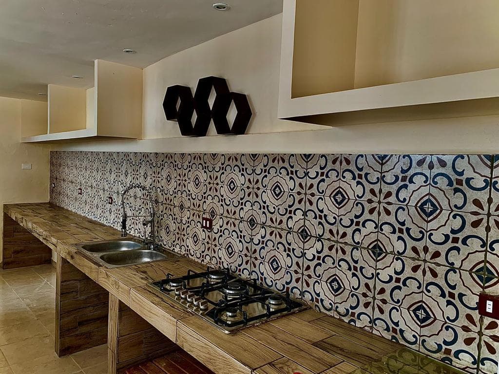 <p>Totalmente remodelada y climatizada, CASA AZUL se encuentra en el corazón del Centro de Mérida, Yucatán. Rodeada de encantadoras casas coloniales de la misma época, esta propiedad está ubicada en una calle tranquila y poco transitada, a solo 300 metros del Paseo Montejo y muy cerca del hotel Hyatt. Es una combinación perfecta de historia, modernidad, naturaleza y relajación. </p><p><br></p><p><strong>Características de la Propiedad: </strong></p><p>• Comedor y Cocina: </p><p>o Comedor: 6 x 6.5 metros </p><p>o Cocina: 6.5 x 2.5 metros </p><p>o Ambos espacios son amplios, con vista panorámica a los jardines y doble altura con iluminación indirecta, ideal para vivir o para negocio Airbnb. </p><p><br></p><p><strong>• Jardines y Áreas Exteriores: </strong></p><p><br></p><p>o Jardín interior con árboles frutales (mamey, huaya, aguacate, naranjos) </p><p>o Piscina (7 x 3.5 metros) con acabados Chukum y asoleaderos </p><p>o Bar en el interior de la piscina con bancos y columpios rústicos en la barra exterior </p><p><br></p><p><strong>• Baños: </strong></p><p>o Dos baños completos con regadera </p><p>o Baño principal: 7.5 metros de largo con doble lavabo, doble regadera y tina para dos personas </p><p><br></p><p><strong>• Habitaciones y Espacios Interiores: </strong></p><p>o Sala principal: 5 x 4.5 metros </p><p>o Dos amplias habitaciones: 5 x 4.5 metros, ambas con closets </p><p>o Estudio ideal para biblioteca o home office </p><p><br></p><p><strong>• Instalaciones Nuevas: </strong></p><p>o Instalación eléctrica, hidráulica y sanitaria </p><p>o Aires acondicionados nuevos </p><p>o Agua potable y pozo para llenado de la alberca </p><p>o Sistema presurizador de agua </p><p>o Puerta exterior y ventana de madera de cedro nuevas </p><p><br></p><p><strong>Terreno: </strong></p><p>• Dimensiones: 10 metros de frente por 39 metros de fondo </p><p>• Documentación en regla, lista para entregar </p><p><br></p><p><strong>Potencial de Expansión: </strong></p><p>• Cimientos al fondo de la propiedad para construir dos habitaciones de 5 x 3.5 metros </p><p>Sus espacios de relajación están diseñados para brindar confort, bienestar y frescura en armonía con la naturaleza. CASA AZUL es una oportunidad única para vivir en un lugar que combina lo mejor del pasado y del presente en un entorno sereno y privilegiado.</p>