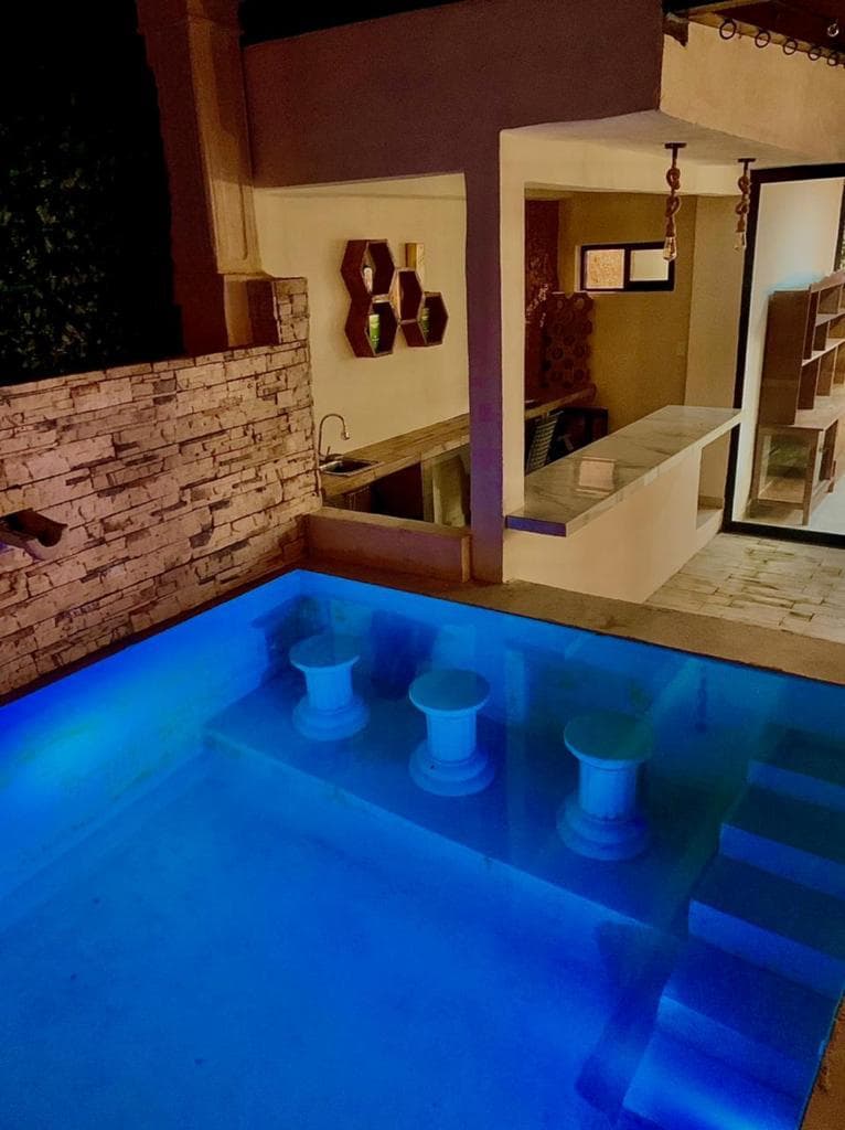 <p>Totalmente remodelada y climatizada, CASA AZUL se encuentra en el corazón del Centro de Mérida, Yucatán. Rodeada de encantadoras casas coloniales de la misma época, esta propiedad está ubicada en una calle tranquila y poco transitada, a solo 300 metros del Paseo Montejo y muy cerca del hotel Hyatt. Es una combinación perfecta de historia, modernidad, naturaleza y relajación. </p><p><br></p><p><strong>Características de la Propiedad: </strong></p><p>• Comedor y Cocina: </p><p>o Comedor: 6 x 6.5 metros </p><p>o Cocina: 6.5 x 2.5 metros </p><p>o Ambos espacios son amplios, con vista panorámica a los jardines y doble altura con iluminación indirecta, ideal para vivir o para negocio Airbnb. </p><p><br></p><p><strong>• Jardines y Áreas Exteriores: </strong></p><p><br></p><p>o Jardín interior con árboles frutales (mamey, huaya, aguacate, naranjos) </p><p>o Piscina (7 x 3.5 metros) con acabados Chukum y asoleaderos </p><p>o Bar en el interior de la piscina con bancos y columpios rústicos en la barra exterior </p><p><br></p><p><strong>• Baños: </strong></p><p>o Dos baños completos con regadera </p><p>o Baño principal: 7.5 metros de largo con doble lavabo, doble regadera y tina para dos personas </p><p><br></p><p><strong>• Habitaciones y Espacios Interiores: </strong></p><p>o Sala principal: 5 x 4.5 metros </p><p>o Dos amplias habitaciones: 5 x 4.5 metros, ambas con closets </p><p>o Estudio ideal para biblioteca o home office </p><p><br></p><p><strong>• Instalaciones Nuevas: </strong></p><p>o Instalación eléctrica, hidráulica y sanitaria </p><p>o Aires acondicionados nuevos </p><p>o Agua potable y pozo para llenado de la alberca </p><p>o Sistema presurizador de agua </p><p>o Puerta exterior y ventana de madera de cedro nuevas </p><p><br></p><p><strong>Terreno: </strong></p><p>• Dimensiones: 10 metros de frente por 39 metros de fondo </p><p>• Documentación en regla, lista para entregar </p><p><br></p><p><strong>Potencial de Expansión: </strong></p><p>• Cimientos al fondo de la propiedad para construir dos habitaciones de 5 x 3.5 metros </p><p>Sus espacios de relajación están diseñados para brindar confort, bienestar y frescura en armonía con la naturaleza. CASA AZUL es una oportunidad única para vivir en un lugar que combina lo mejor del pasado y del presente en un entorno sereno y privilegiado.</p>