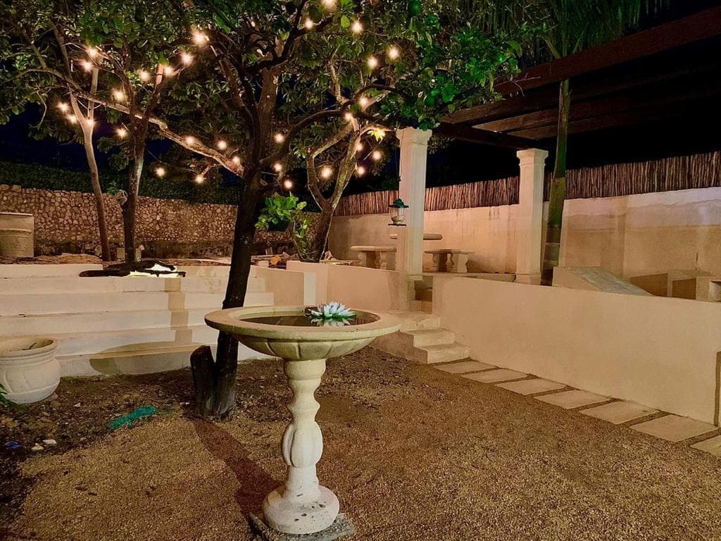 <p>Totalmente remodelada y climatizada, CASA AZUL se encuentra en el corazón del Centro de Mérida, Yucatán. Rodeada de encantadoras casas coloniales de la misma época, esta propiedad está ubicada en una calle tranquila y poco transitada, a solo 300 metros del Paseo Montejo y muy cerca del hotel Hyatt. Es una combinación perfecta de historia, modernidad, naturaleza y relajación. </p><p><br></p><p><strong>Características de la Propiedad: </strong></p><p>• Comedor y Cocina: </p><p>o Comedor: 6 x 6.5 metros </p><p>o Cocina: 6.5 x 2.5 metros </p><p>o Ambos espacios son amplios, con vista panorámica a los jardines y doble altura con iluminación indirecta, ideal para vivir o para negocio Airbnb. </p><p><br></p><p><strong>• Jardines y Áreas Exteriores: </strong></p><p><br></p><p>o Jardín interior con árboles frutales (mamey, huaya, aguacate, naranjos) </p><p>o Piscina (7 x 3.5 metros) con acabados Chukum y asoleaderos </p><p>o Bar en el interior de la piscina con bancos y columpios rústicos en la barra exterior </p><p><br></p><p><strong>• Baños: </strong></p><p>o Dos baños completos con regadera </p><p>o Baño principal: 7.5 metros de largo con doble lavabo, doble regadera y tina para dos personas </p><p><br></p><p><strong>• Habitaciones y Espacios Interiores: </strong></p><p>o Sala principal: 5 x 4.5 metros </p><p>o Dos amplias habitaciones: 5 x 4.5 metros, ambas con closets </p><p>o Estudio ideal para biblioteca o home office </p><p><br></p><p><strong>• Instalaciones Nuevas: </strong></p><p>o Instalación eléctrica, hidráulica y sanitaria </p><p>o Aires acondicionados nuevos </p><p>o Agua potable y pozo para llenado de la alberca </p><p>o Sistema presurizador de agua </p><p>o Puerta exterior y ventana de madera de cedro nuevas </p><p><br></p><p><strong>Terreno: </strong></p><p>• Dimensiones: 10 metros de frente por 39 metros de fondo </p><p>• Documentación en regla, lista para entregar </p><p><br></p><p><strong>Potencial de Expansión: </strong></p><p>• Cimientos al fondo de la propiedad para construir dos habitaciones de 5 x 3.5 metros </p><p>Sus espacios de relajación están diseñados para brindar confort, bienestar y frescura en armonía con la naturaleza. CASA AZUL es una oportunidad única para vivir en un lugar que combina lo mejor del pasado y del presente en un entorno sereno y privilegiado.</p>