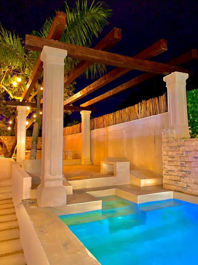 <p>Totalmente remodelada y climatizada, CASA AZUL se encuentra en el corazón del Centro de Mérida, Yucatán. Rodeada de encantadoras casas coloniales de la misma época, esta propiedad está ubicada en una calle tranquila y poco transitada, a solo 300 metros del Paseo Montejo y muy cerca del hotel Hyatt. Es una combinación perfecta de historia, modernidad, naturaleza y relajación. </p><p><br></p><p><strong>Características de la Propiedad: </strong></p><p>• Comedor y Cocina: </p><p>o Comedor: 6 x 6.5 metros </p><p>o Cocina: 6.5 x 2.5 metros </p><p>o Ambos espacios son amplios, con vista panorámica a los jardines y doble altura con iluminación indirecta, ideal para vivir o para negocio Airbnb. </p><p><br></p><p><strong>• Jardines y Áreas Exteriores: </strong></p><p><br></p><p>o Jardín interior con árboles frutales (mamey, huaya, aguacate, naranjos) </p><p>o Piscina (7 x 3.5 metros) con acabados Chukum y asoleaderos </p><p>o Bar en el interior de la piscina con bancos y columpios rústicos en la barra exterior </p><p><br></p><p><strong>• Baños: </strong></p><p>o Dos baños completos con regadera </p><p>o Baño principal: 7.5 metros de largo con doble lavabo, doble regadera y tina para dos personas </p><p><br></p><p><strong>• Habitaciones y Espacios Interiores: </strong></p><p>o Sala principal: 5 x 4.5 metros </p><p>o Dos amplias habitaciones: 5 x 4.5 metros, ambas con closets </p><p>o Estudio ideal para biblioteca o home office </p><p><br></p><p><strong>• Instalaciones Nuevas: </strong></p><p>o Instalación eléctrica, hidráulica y sanitaria </p><p>o Aires acondicionados nuevos </p><p>o Agua potable y pozo para llenado de la alberca </p><p>o Sistema presurizador de agua </p><p>o Puerta exterior y ventana de madera de cedro nuevas </p><p><br></p><p><strong>Terreno: </strong></p><p>• Dimensiones: 10 metros de frente por 39 metros de fondo </p><p>• Documentación en regla, lista para entregar </p><p><br></p><p><strong>Potencial de Expansión: </strong></p><p>• Cimientos al fondo de la propiedad para construir dos habitaciones de 5 x 3.5 metros </p><p>Sus espacios de relajación están diseñados para brindar confort, bienestar y frescura en armonía con la naturaleza. CASA AZUL es una oportunidad única para vivir en un lugar que combina lo mejor del pasado y del presente en un entorno sereno y privilegiado.</p>